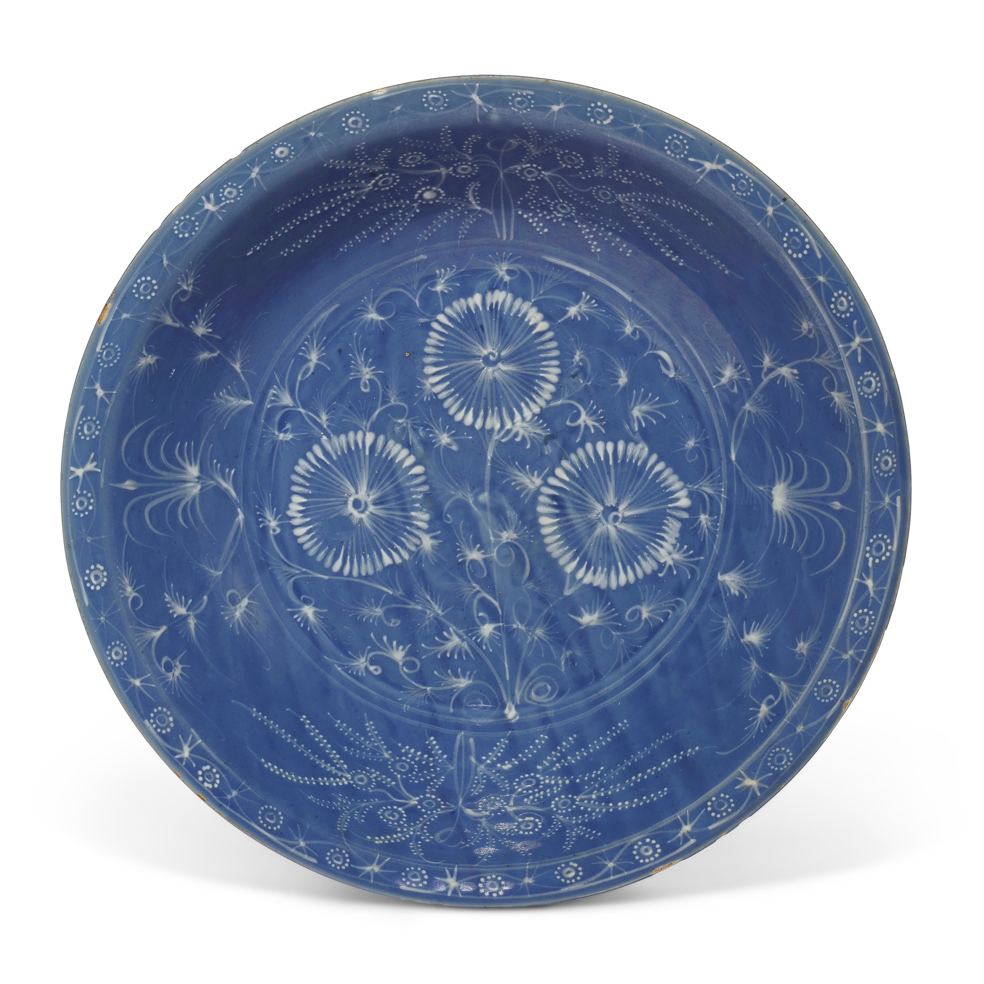 中国漳州窯　明時代　珍品 明末十六世纪/十七世纪初漳州窑蓝地白花花卉纹大盘, LATE MING DYNASTY