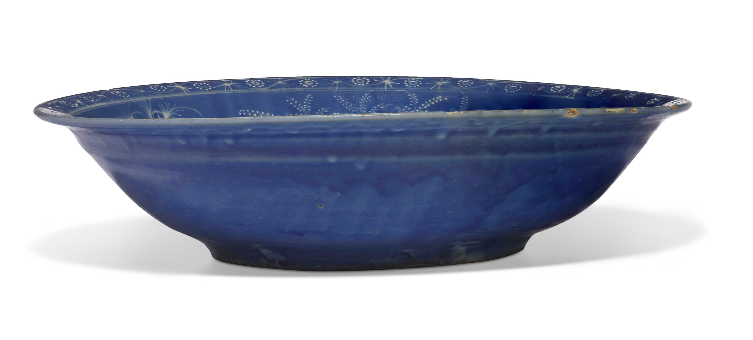 明末十六世纪/十七世纪初漳州窑蓝地白花花卉纹大盘, LATE MING DYNASTY