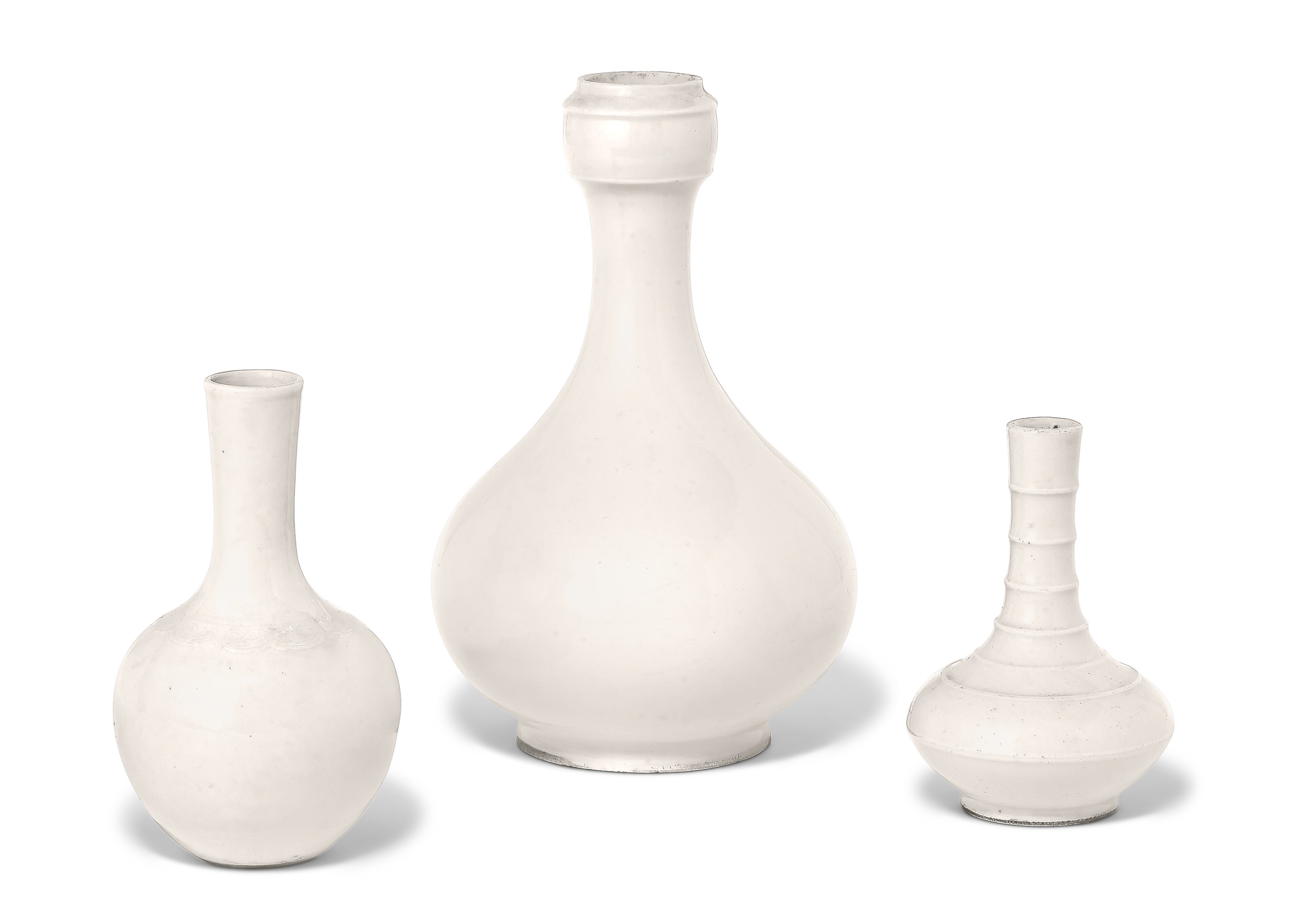 清十八/十九世纪白釉模印花卉纹长颈瓶, 18TH-19TH CENTURY | Christie's