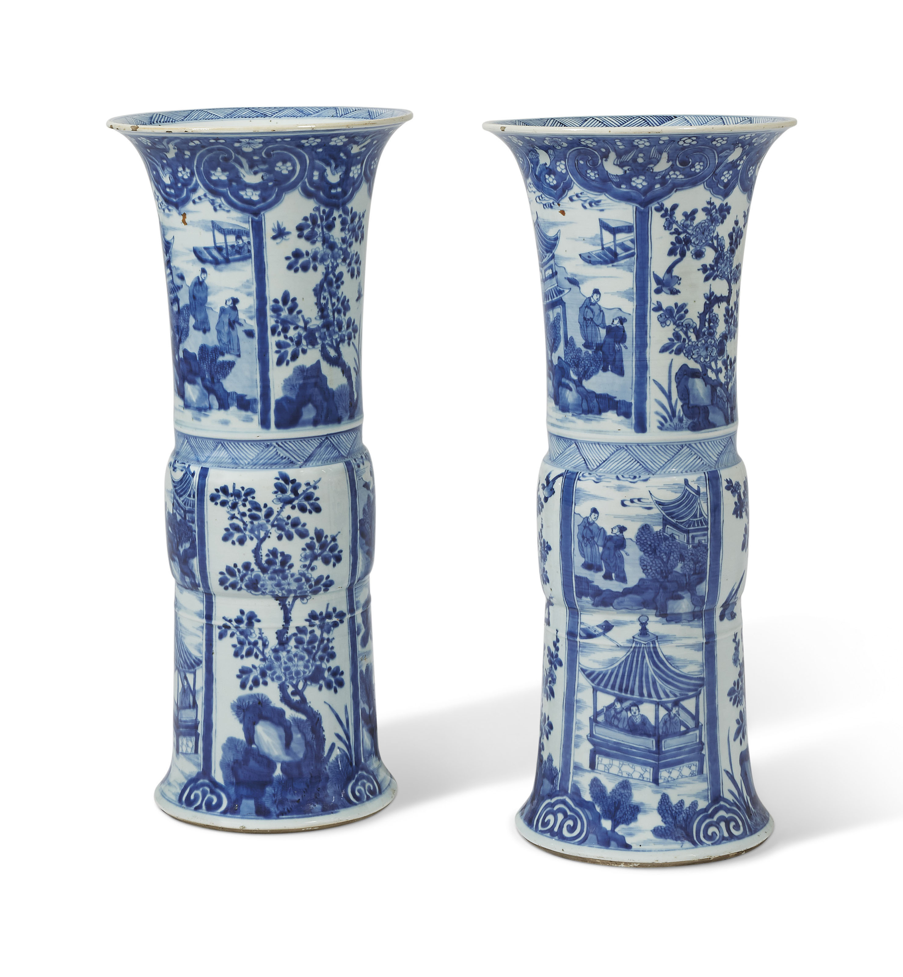PAIRE DE VASES EN PORCELAINE BLEU BLANC, GU , CHINE, DYNASTIE QING ...