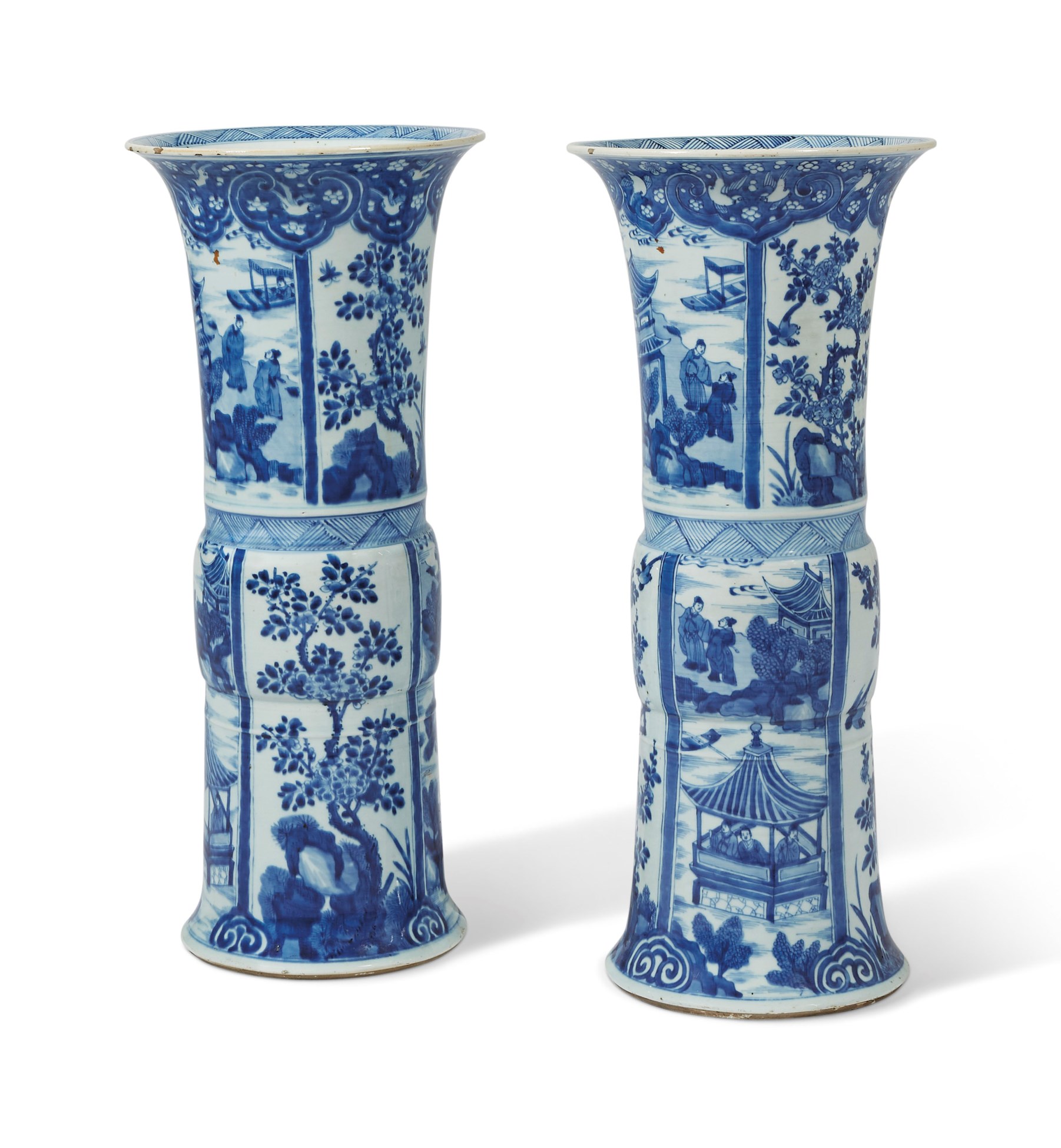 PAIRE DE VASES EN PORCELAINE BLEU BLANC, GU, CHINE, DYNASTIE QING