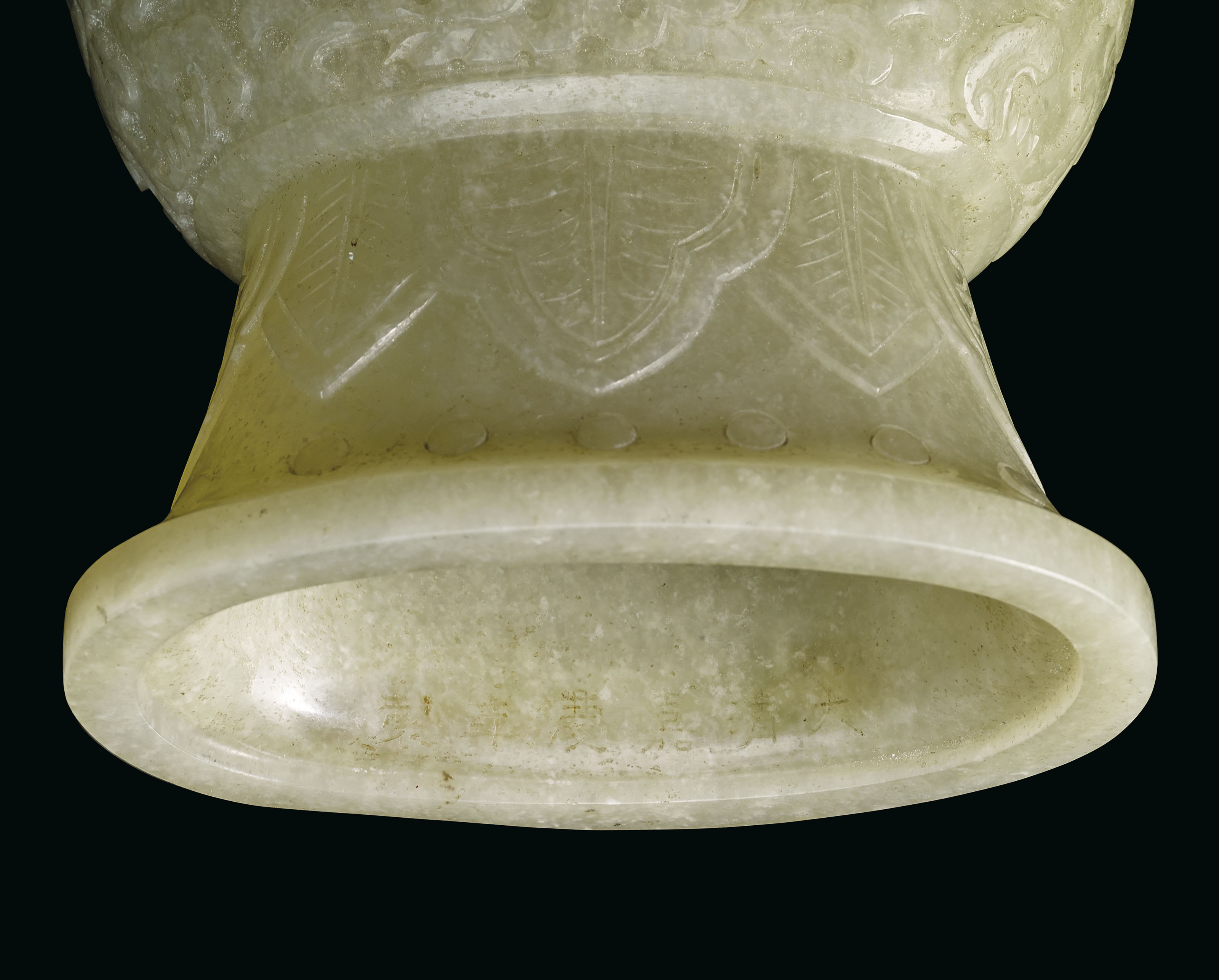 VASE ARCHAISANT EN JADE CELADON BEIGE, GU , CHINE, DYNASTIE QING (1644