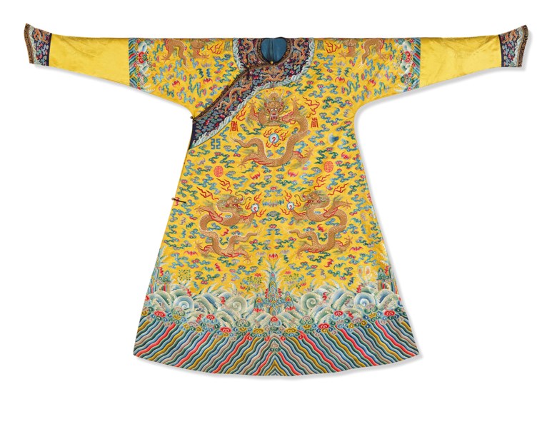 清乾隆末嘉庆初 黄地绣彩云金龙纹十二章龙袍。2019年6月12日于佳士得巴黎售出，成交价586,000欧元