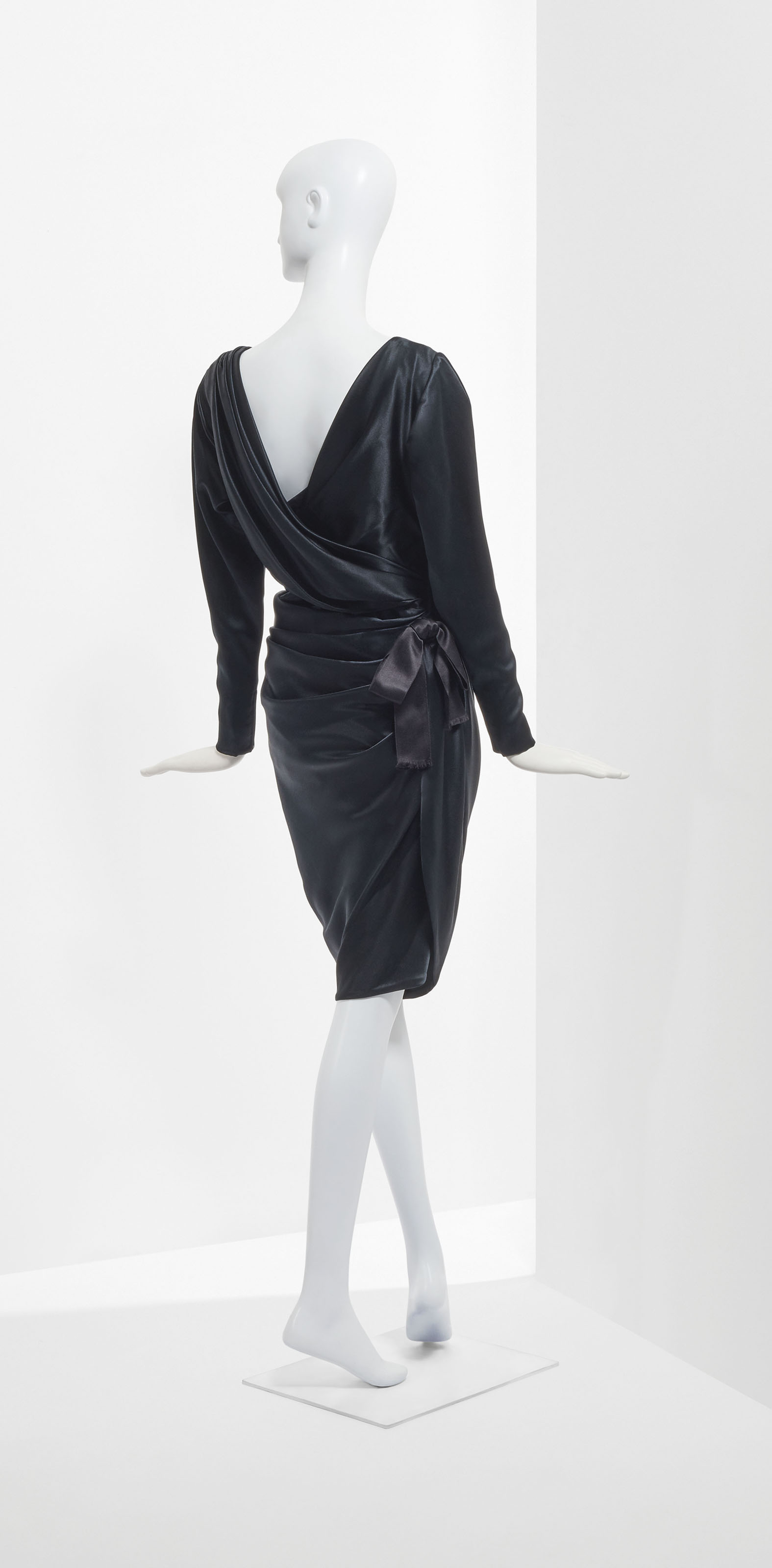 YVES SAINT LAURENT HAUTE COUTUREAUTOMNE HIVER 1985 1986 Robe de cocktail drapee de satin noir Christie s