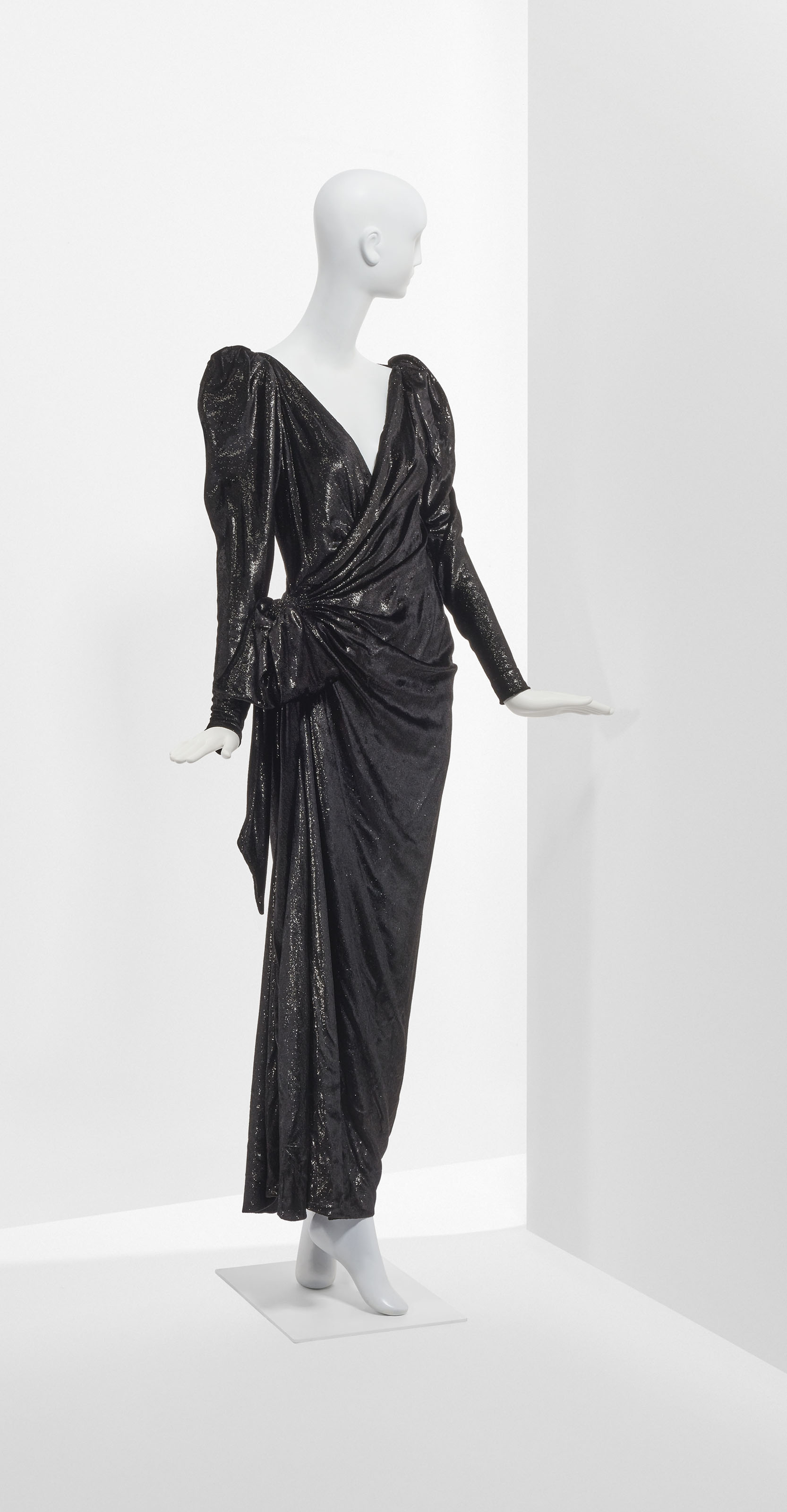 YVES SAINT LAURENT HAUTE COUTUREPRINTEMPS ETE 1990 Robe du soir en sequins noirs Christie s