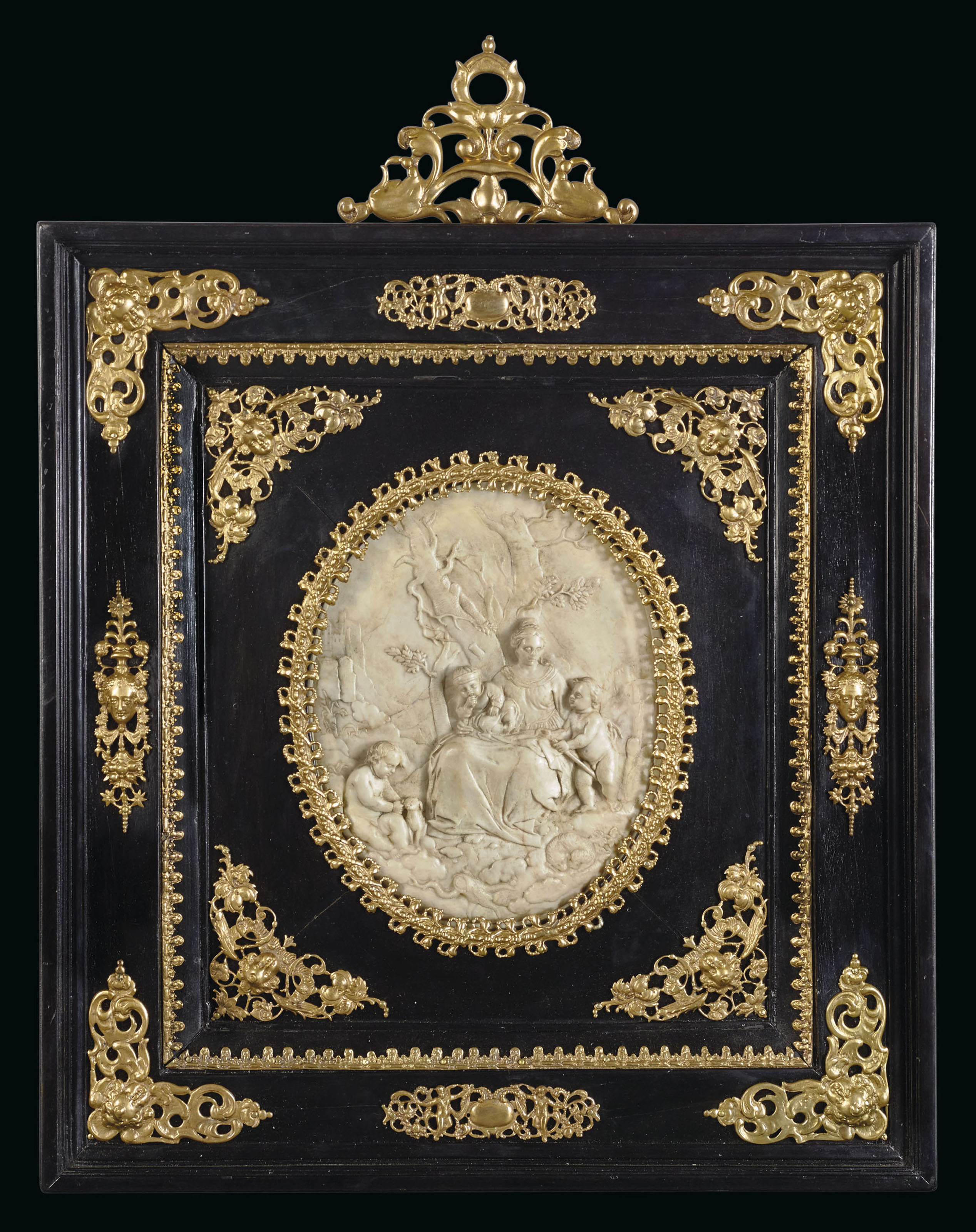 BASRELIEF OVAL EN ALBATRE REPRESENTANT LA SAINTE FAMILLE, SAINT JEAN