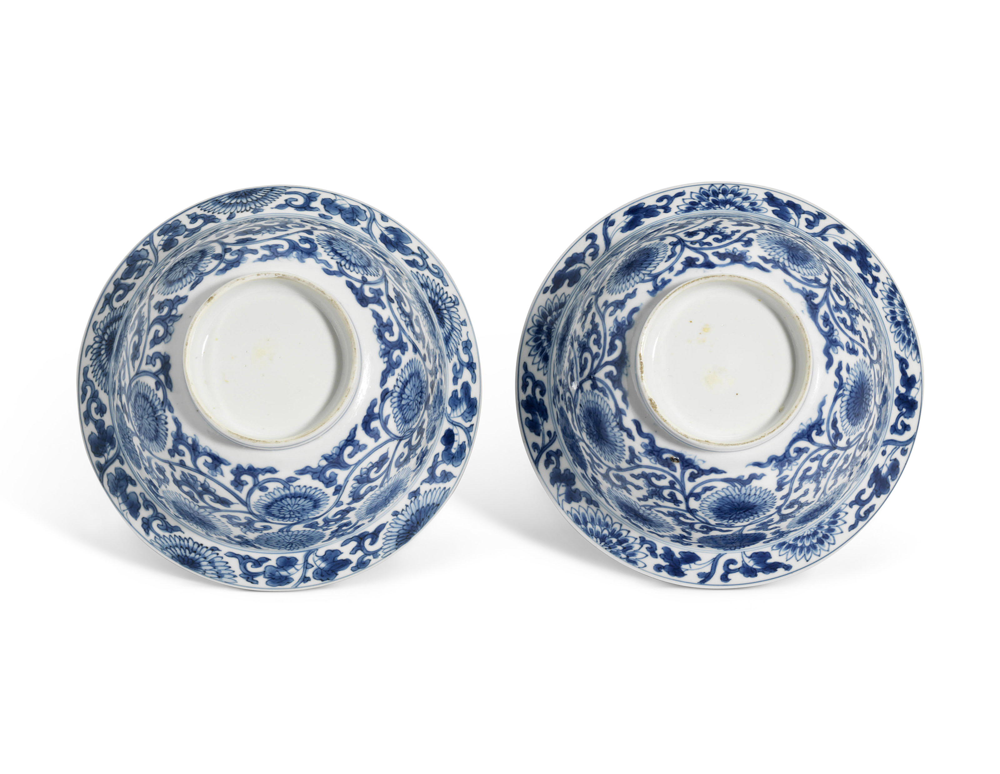 A PAIR OF BLUE AND WHITE 'FLORAL' BOWLS
