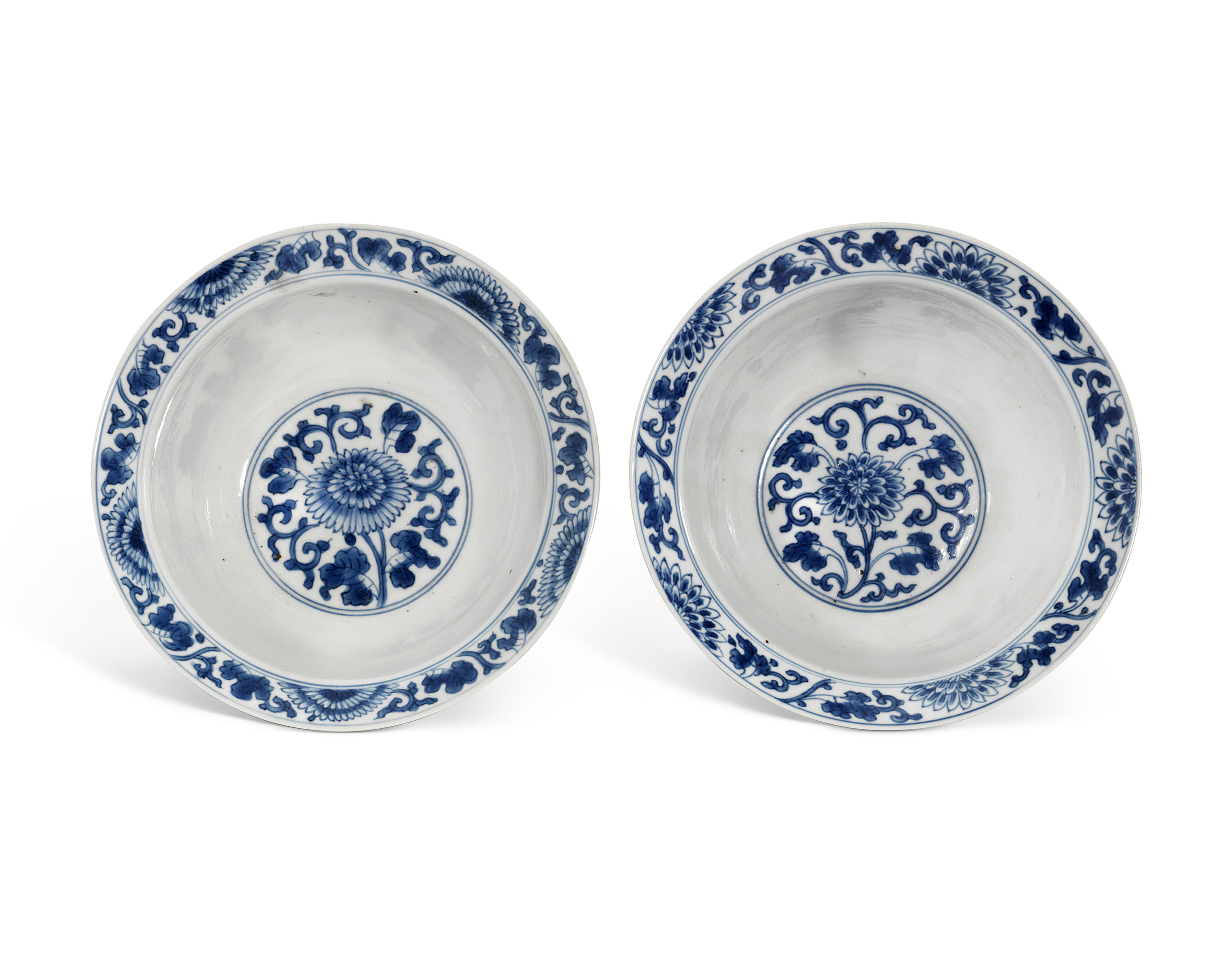 A PAIR OF BLUE AND WHITE 'FLORAL' BOWLS