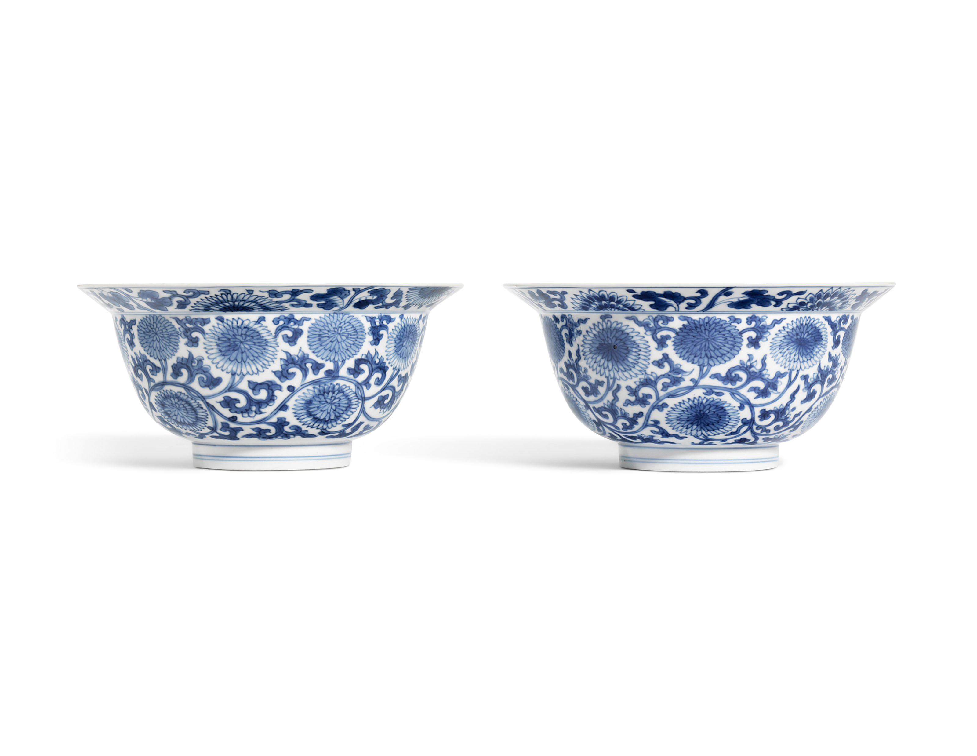 A PAIR OF BLUE AND WHITE 'FLORAL' BOWLS