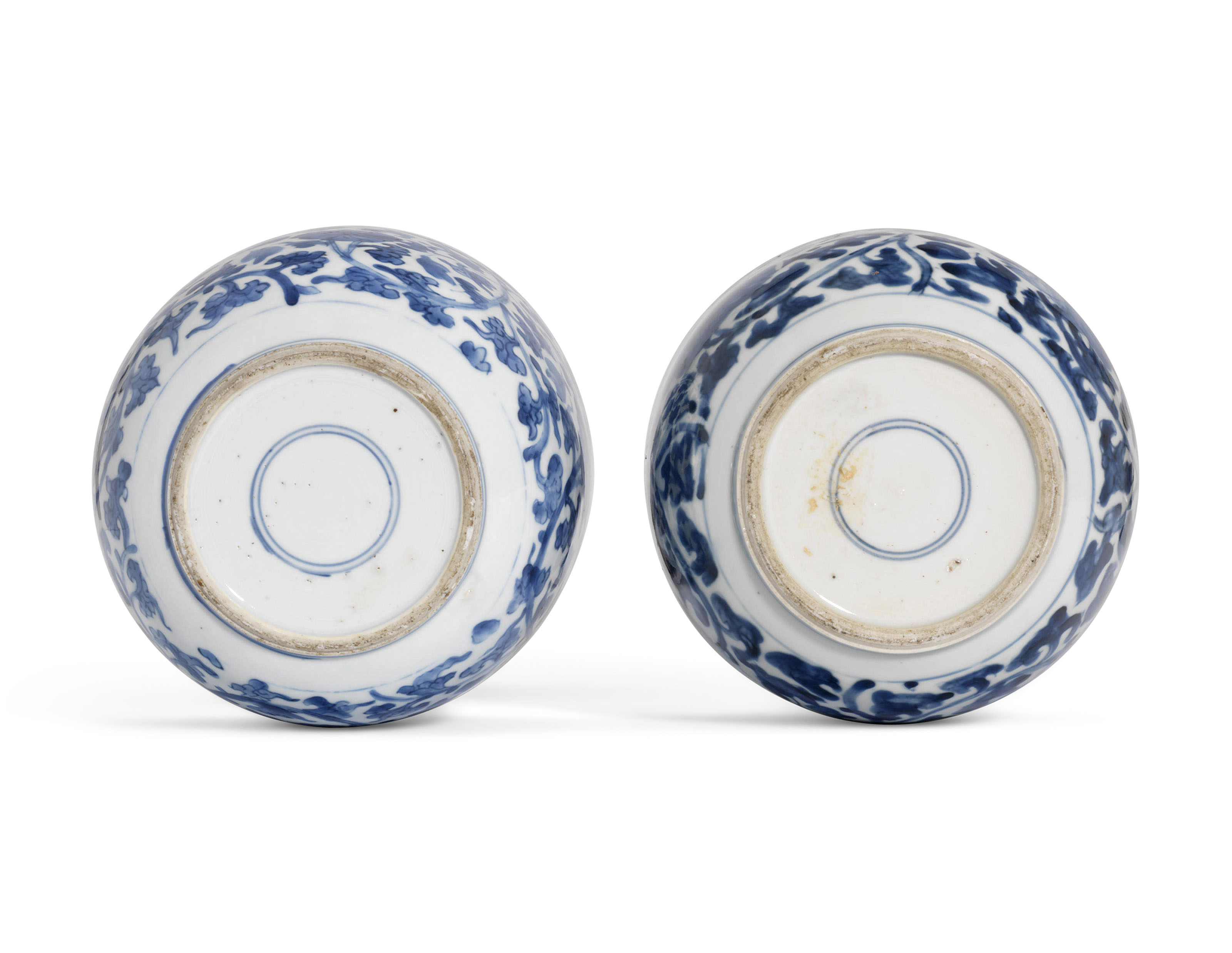 A PAIR OF BLUE AND WHITE CYLINDRICAL BOXES AND COVERS