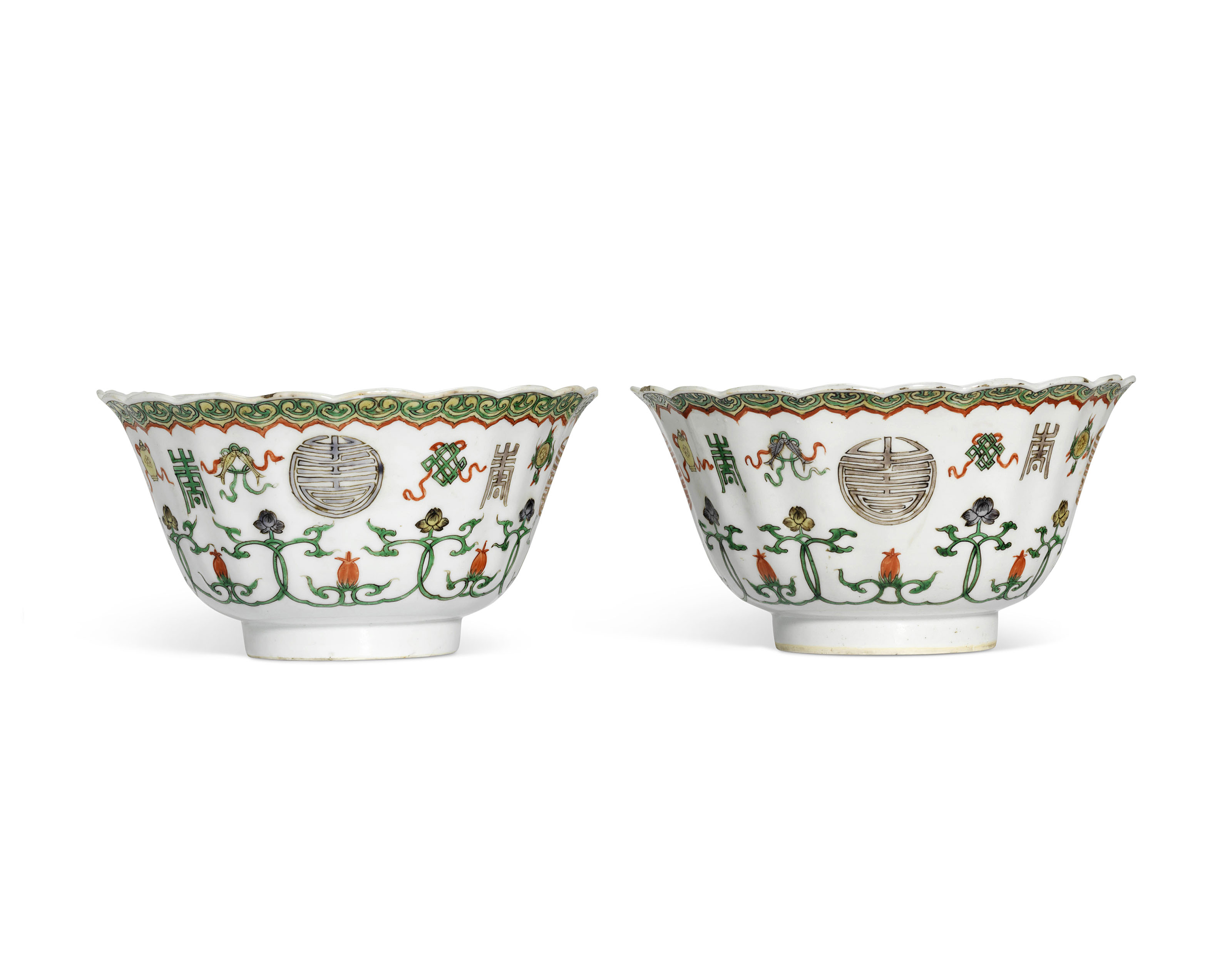 A PAIR OF FAMILLE VERTE 'EIGHT BUDDHIST EMBLEMS' BOWLS