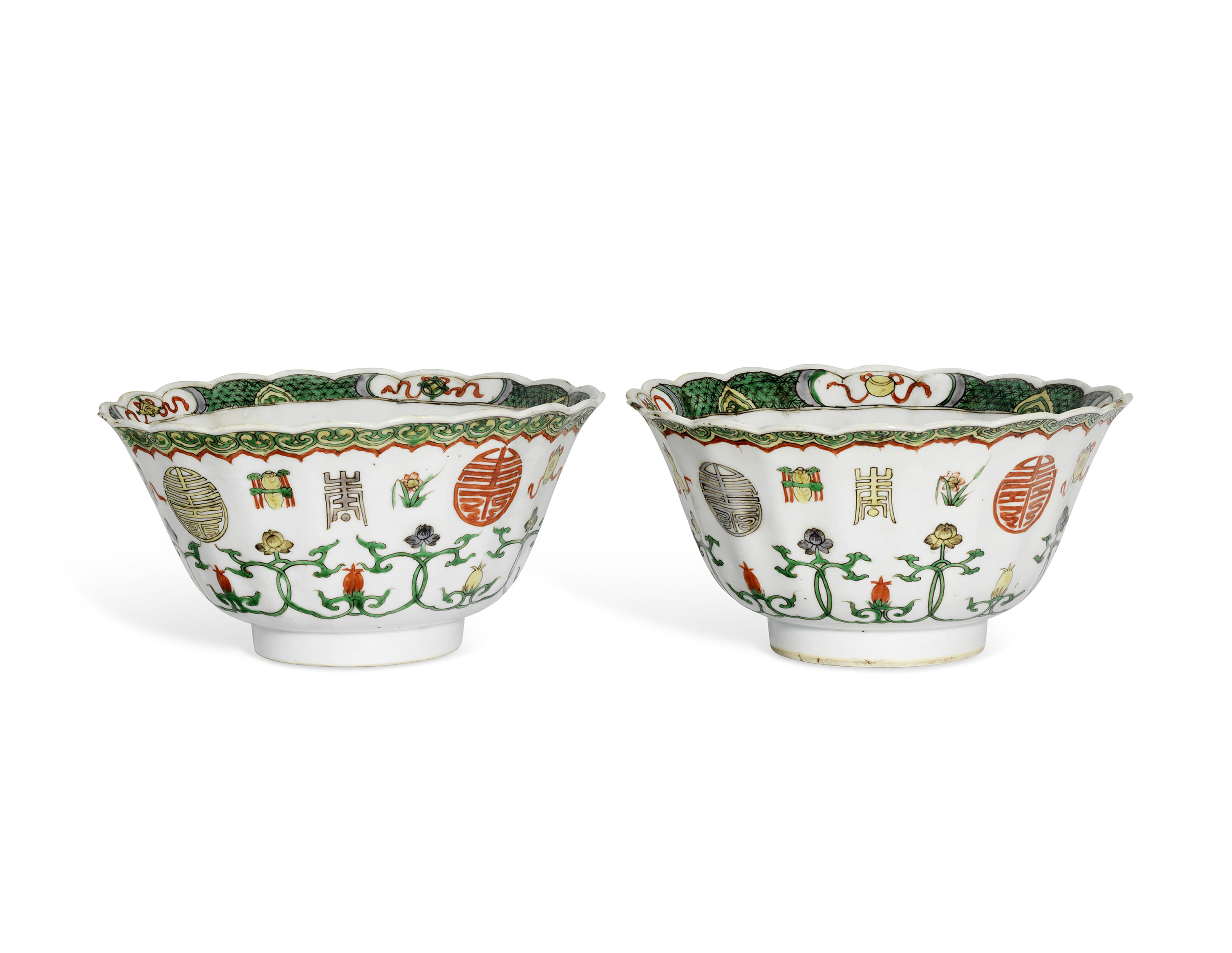 A PAIR OF FAMILLE VERTE 'EIGHT BUDDHIST EMBLEMS' BOWLS