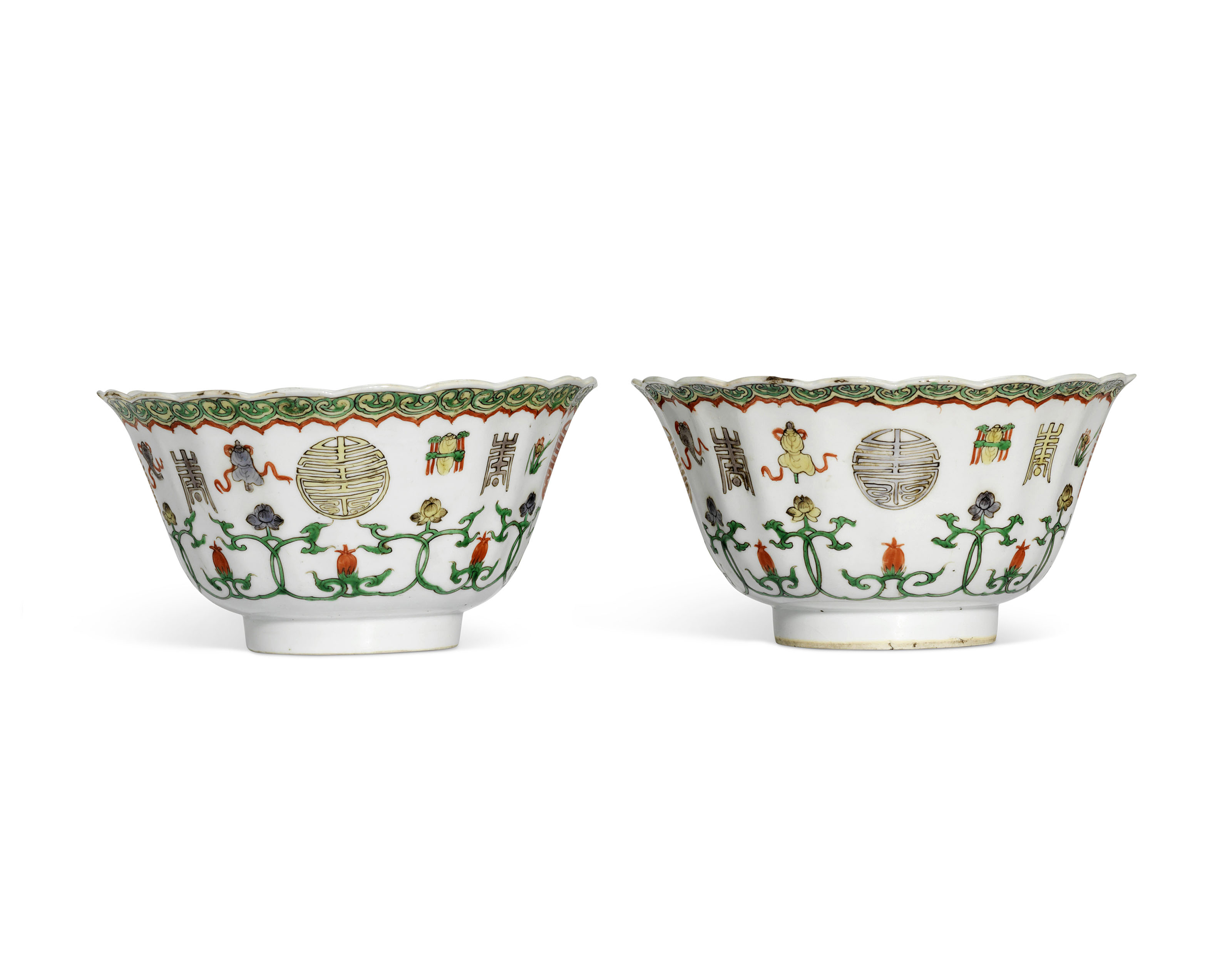 A PAIR OF FAMILLE VERTE 'EIGHT BUDDHIST EMBLEMS' BOWLS