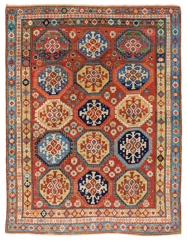 Un tappeto kazako, nel Caucaso meridionale, metà del XIX secolo. 8 piedi 5 pollici x 6 piedi 4 pollici (256 cm x 193 cm). Stima £ 15.000-20.000. Offerto in Arte dei mondi islamici e indiani, compresi tappeti e tappeti orientali, il 25 giugno 2020 presso Christie's a Londra