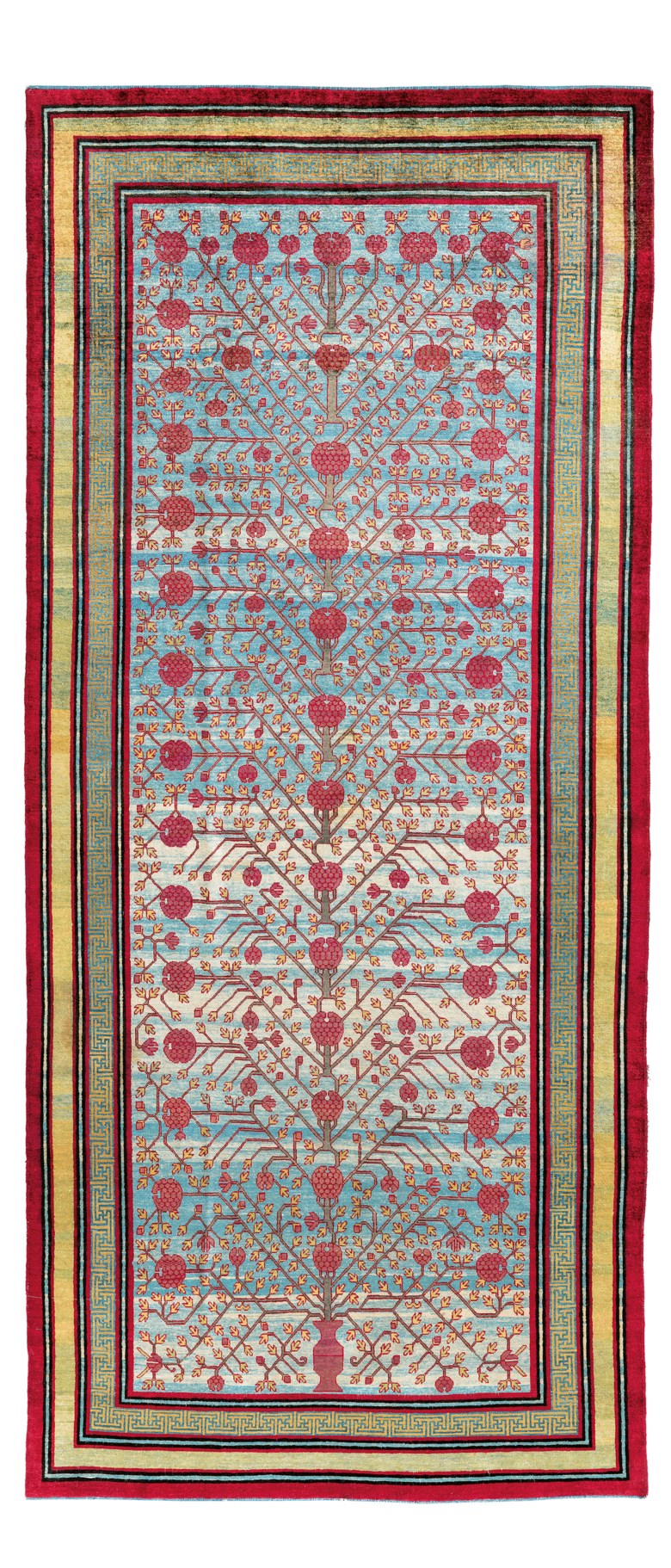 Un tappeto di seta Yarkand, Turkestan orientale, prima metà del XIX secolo. 11 piedi 8 pollici x 5 piedi 1 pollice (359 cm x 154 cm). Stima £ 50.000-70.000. Offerto in Arte dei mondi islamici e indiani, compresi tappeti e tappeti orientali, il 25 giugno 2020 presso Christie's a Londra