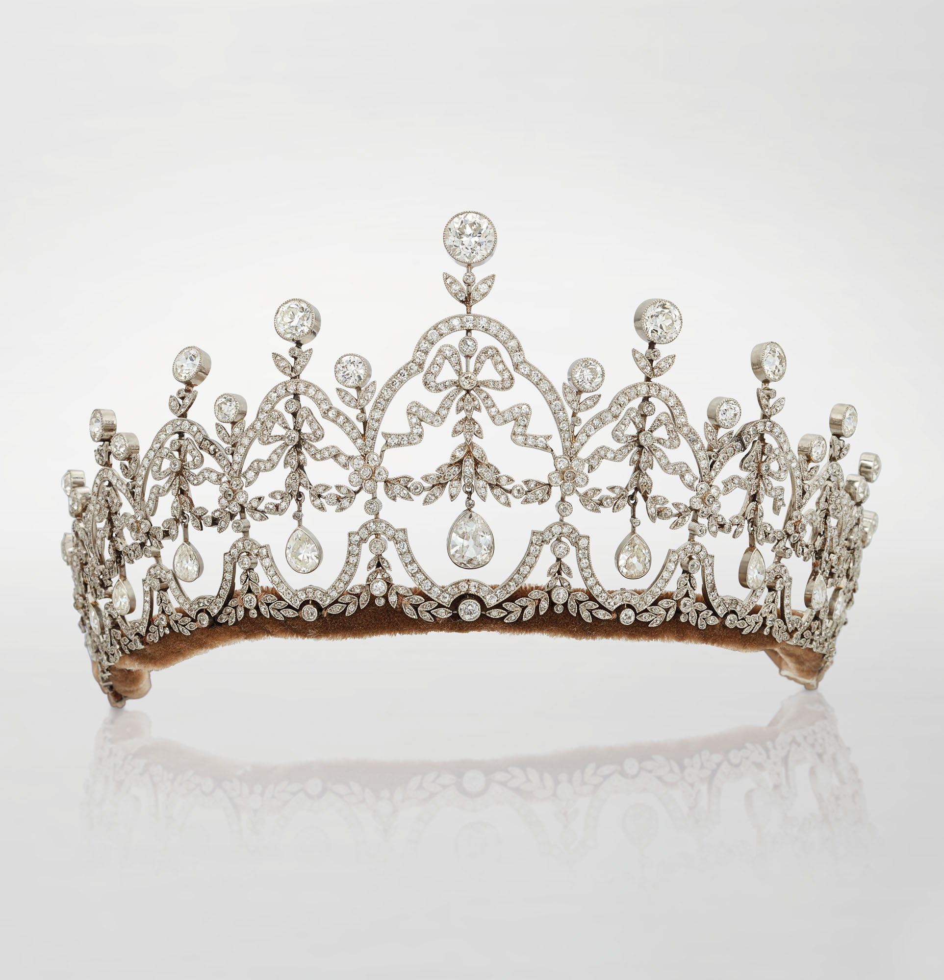 TIARAS 輝かしい歴史 7 Standout Tiaras in Sotheby's Platinum