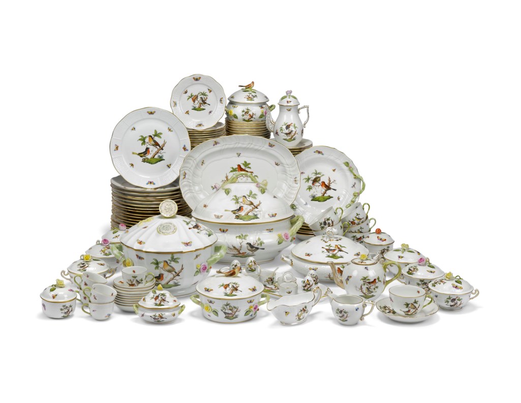 A HEREND PORCELAIN 'ROTHSCHILD BIRDS' PATTERN PART TABLESERVICE, 20TH