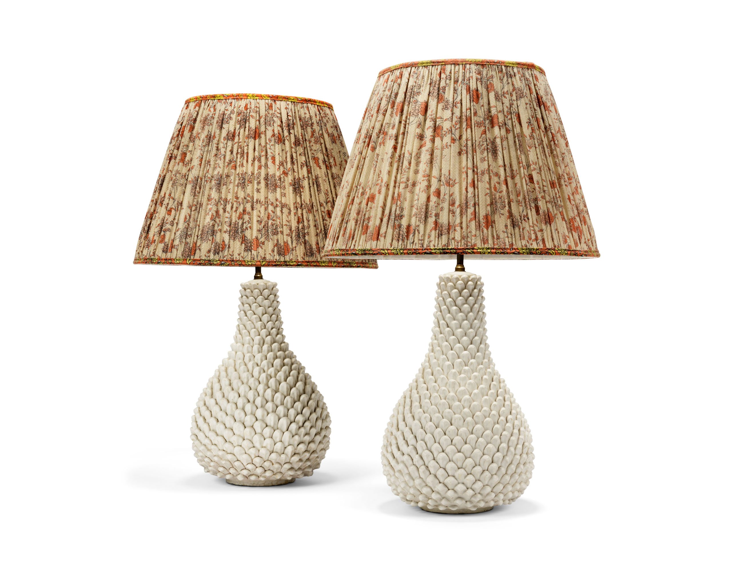A PAIR OF WHITE CERAMIC TABLE LAMPS, MODERN, SUPPLIED BY SIBYL