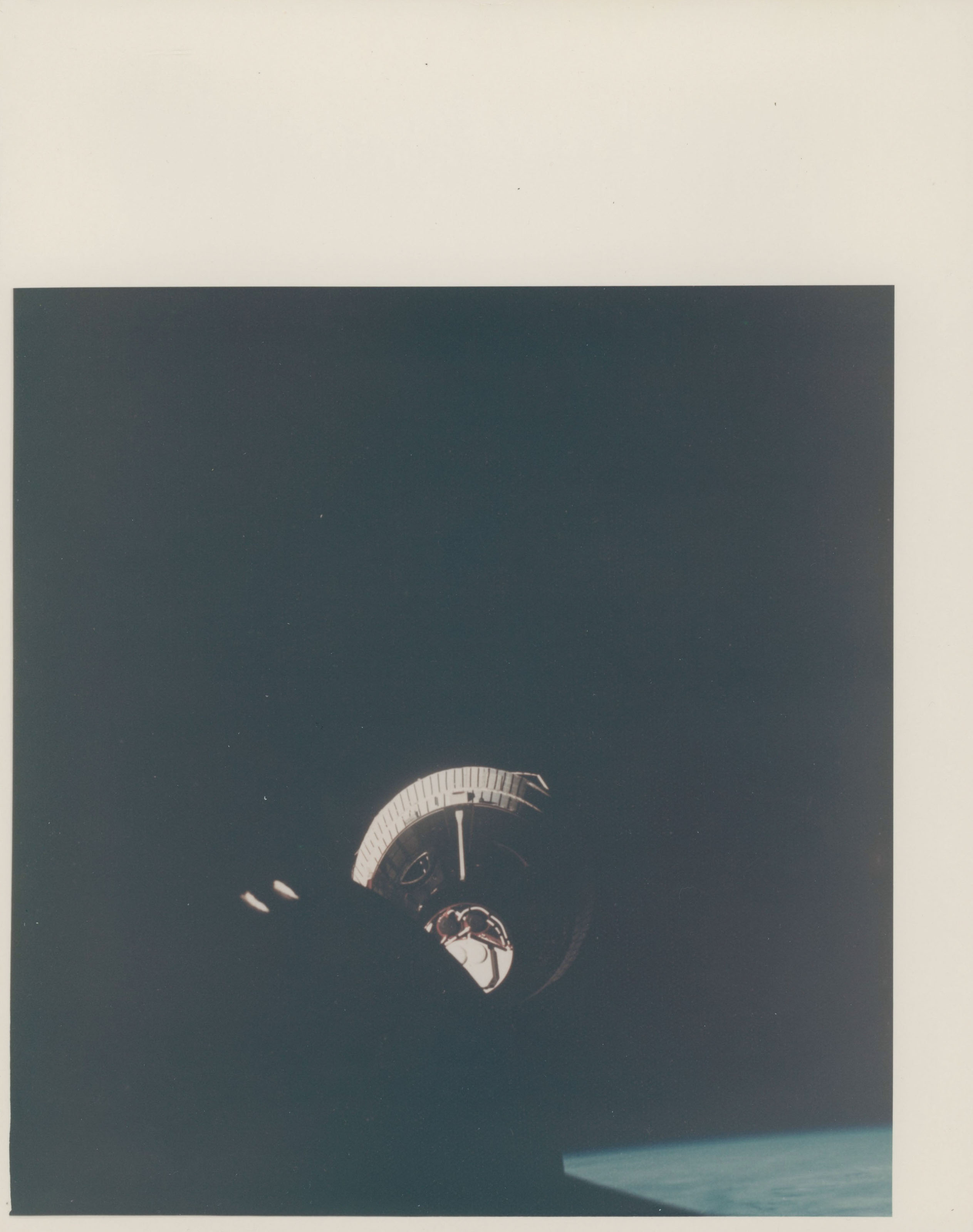 空の肖像 Gemini VI-A over the Blue Earth; “Beat Army” sign on Gemini VI-A