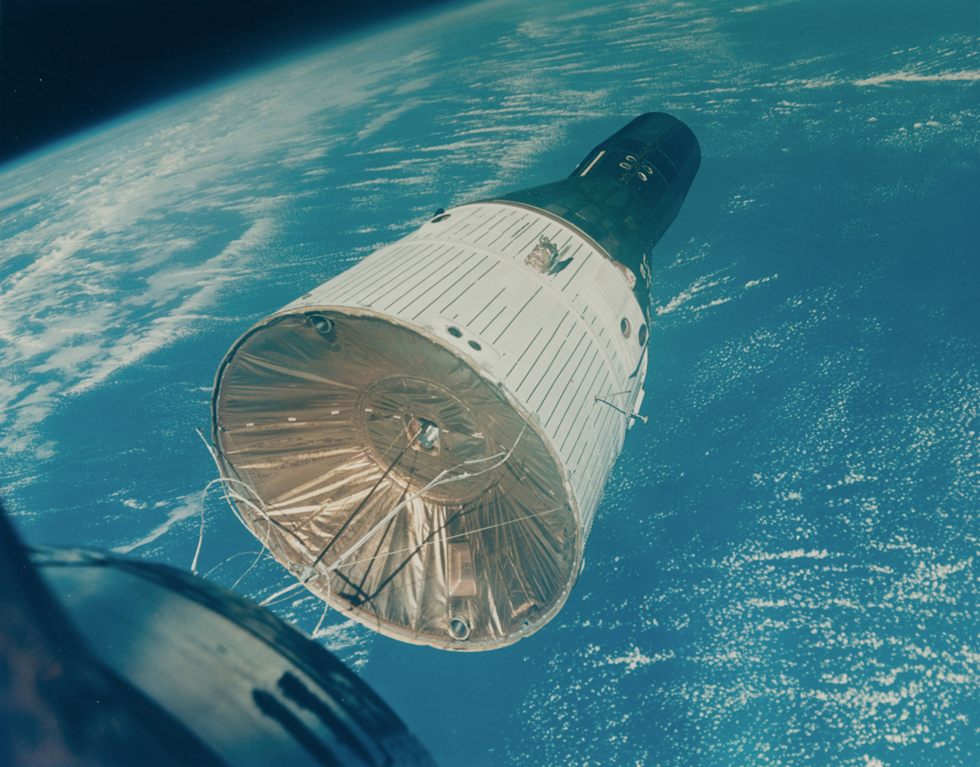 Gemini VII spacecraft orbiting the Earth [Large Format], December 1516