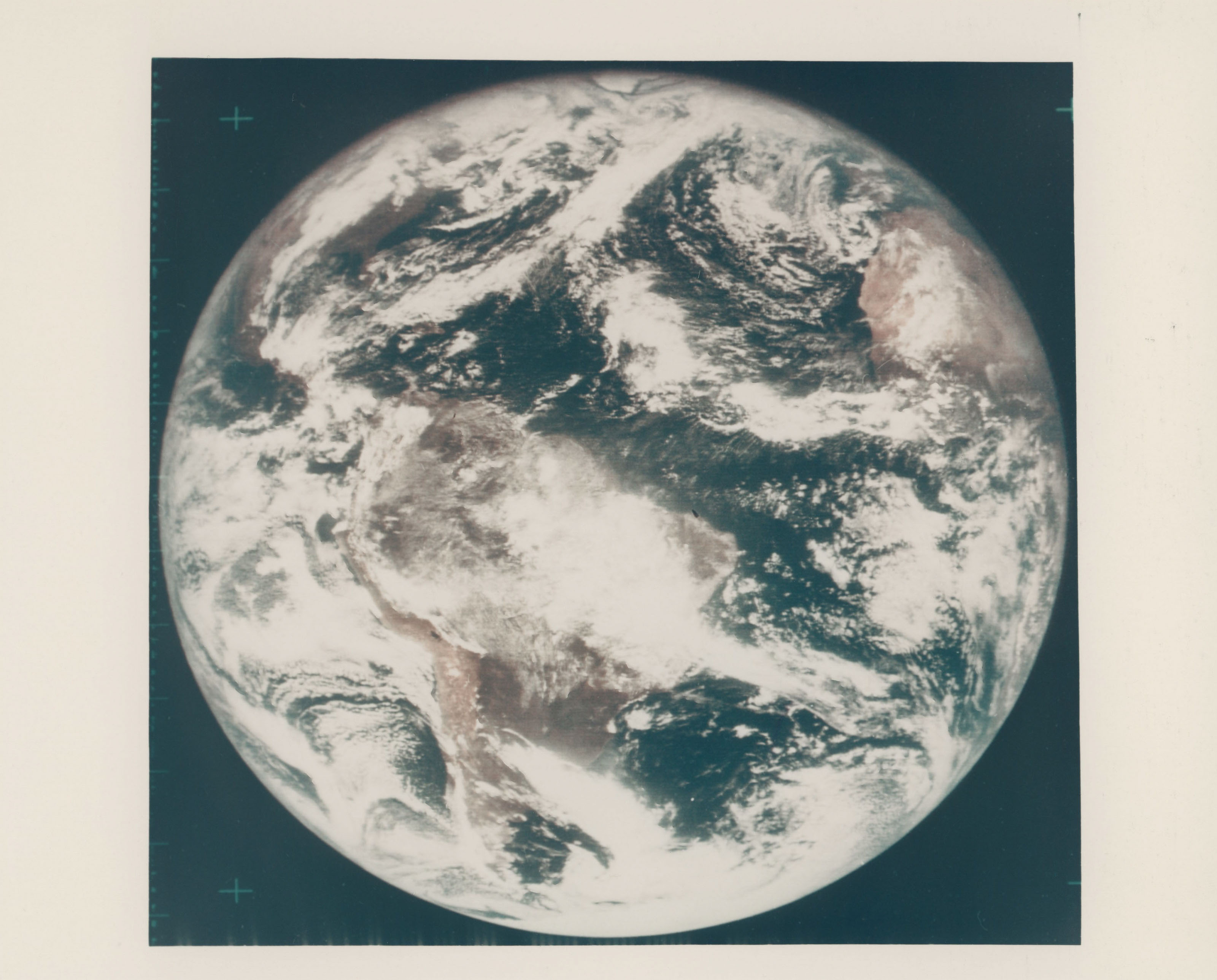 絵画 Earth The first color photograph of the full Planet Earth, November 10