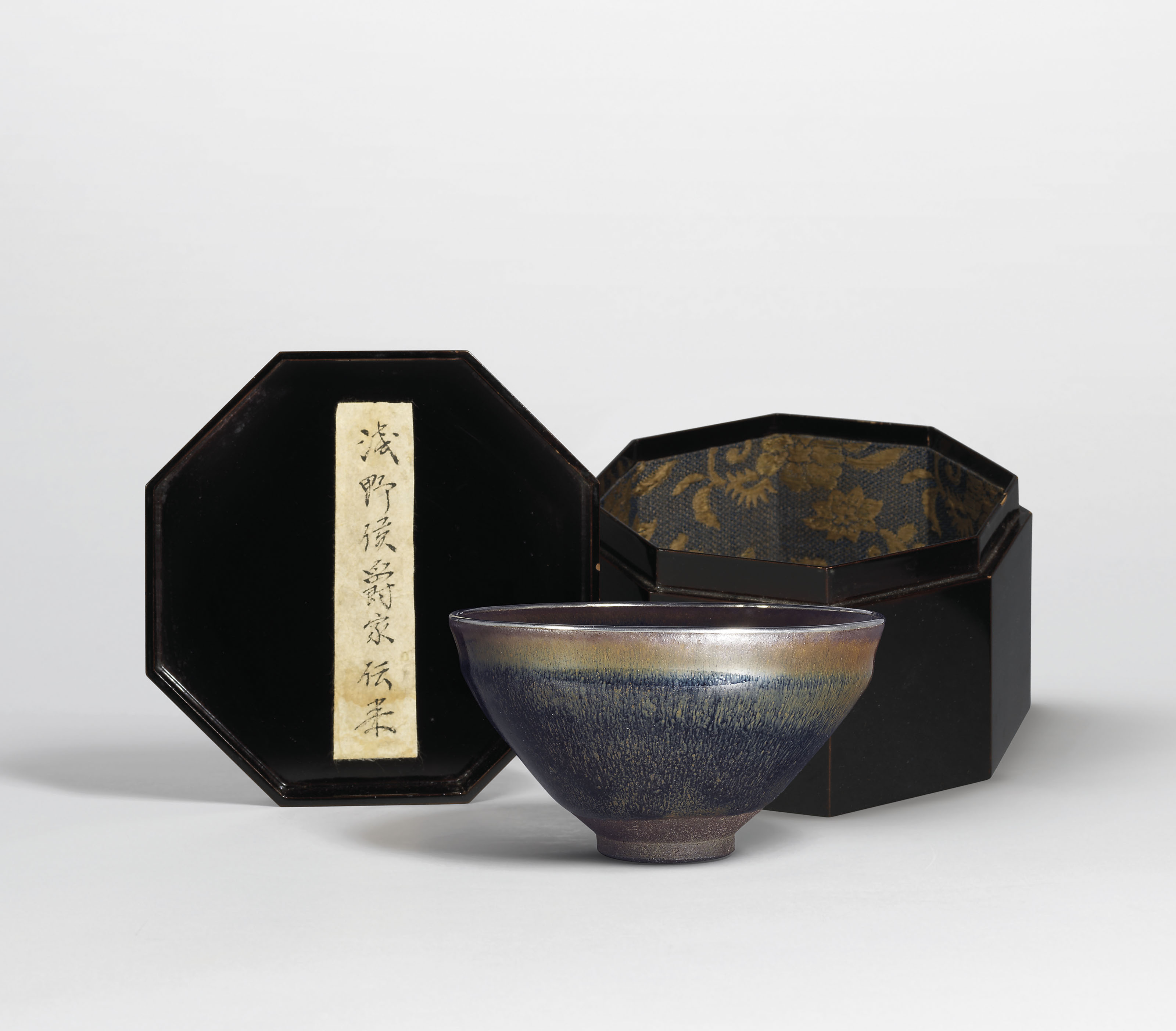 南宋龍泉窯青釉筒式花插, SOUTHERN SONG DYNASTY (1127-1279) | Christie's