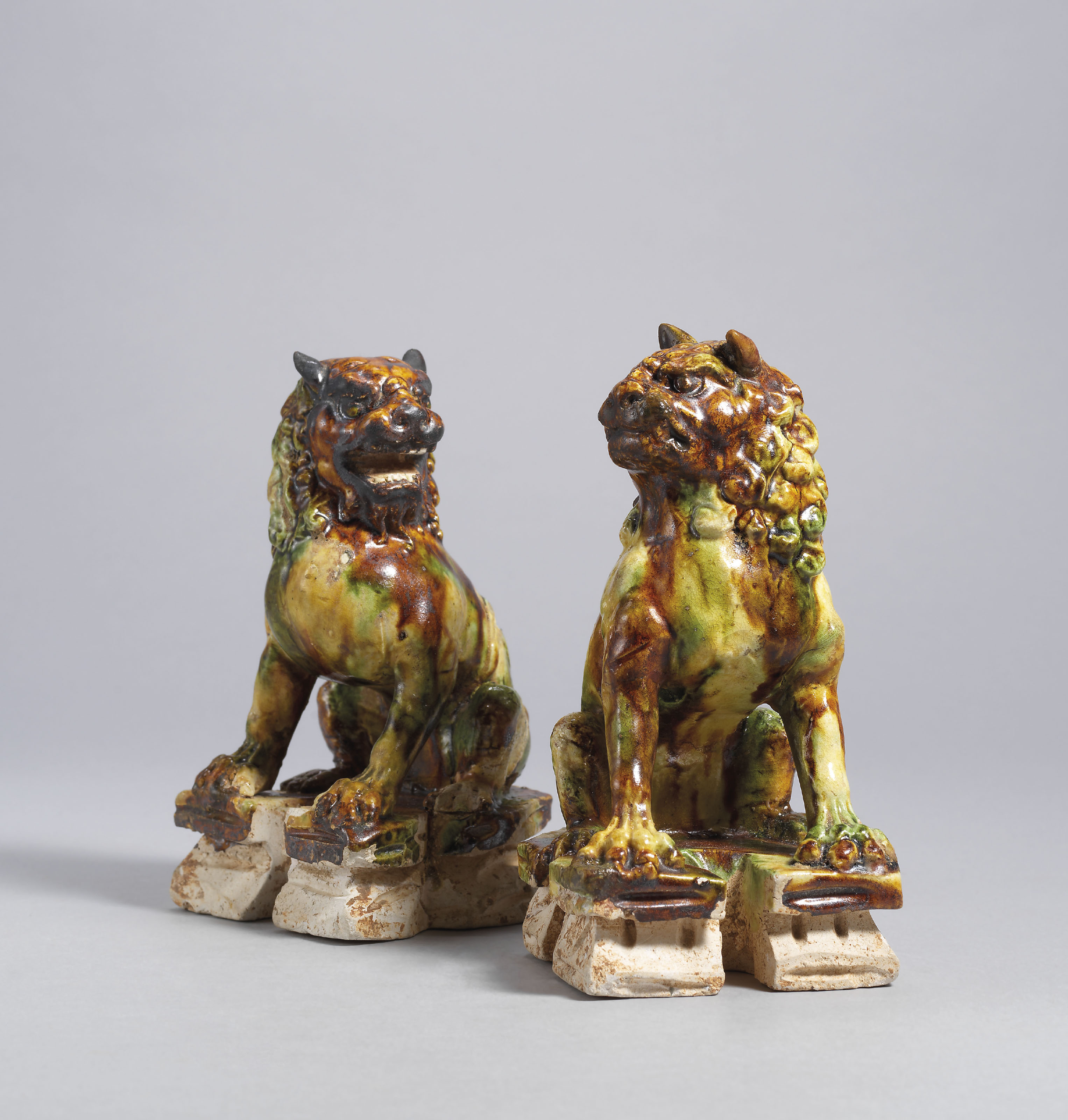 唐三彩蹲獅一對, TANG DYNASTY (618-907) | Christie's