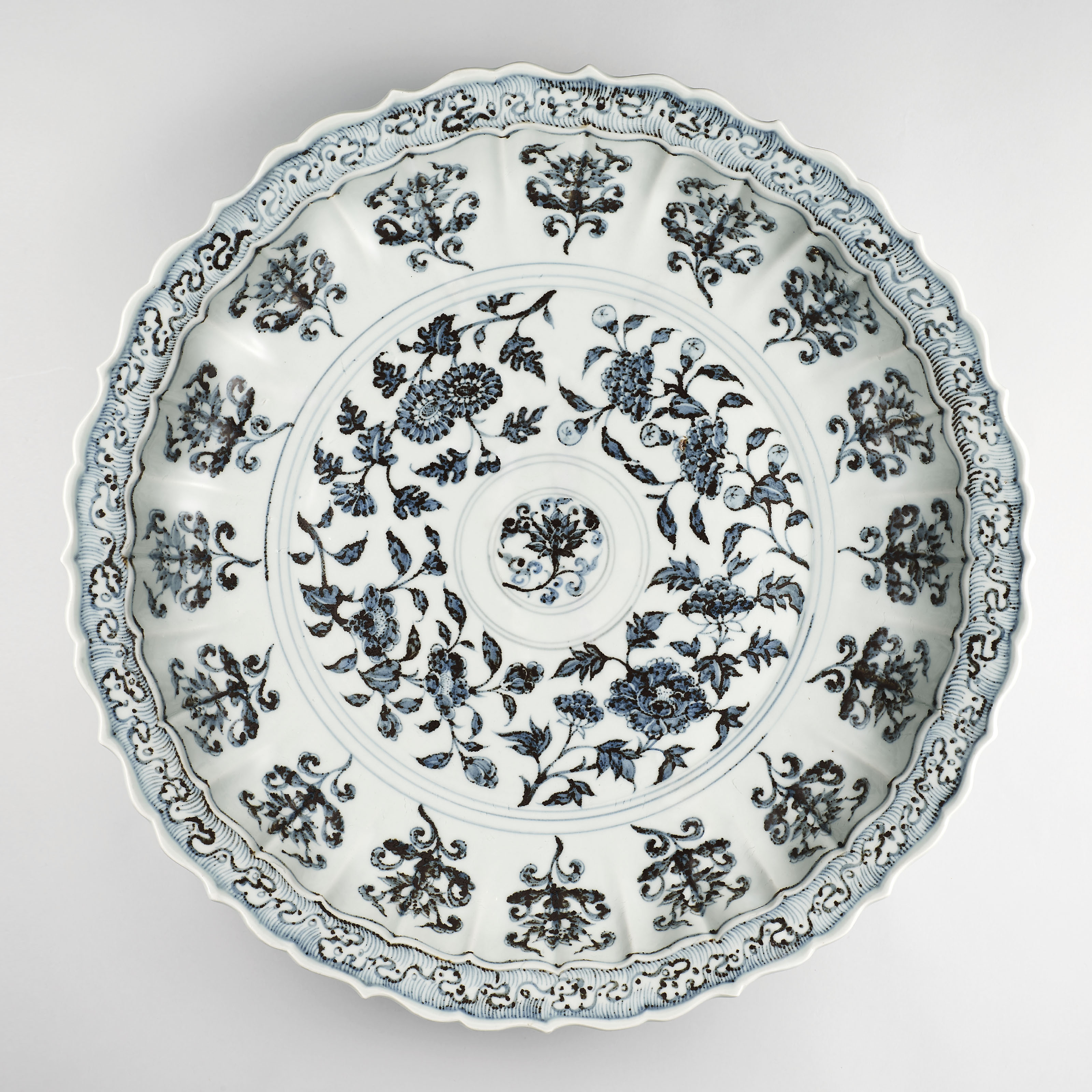 明洪武青花四季花卉紋花口折沿大盤, HONGWU PERIOD (1368-1398