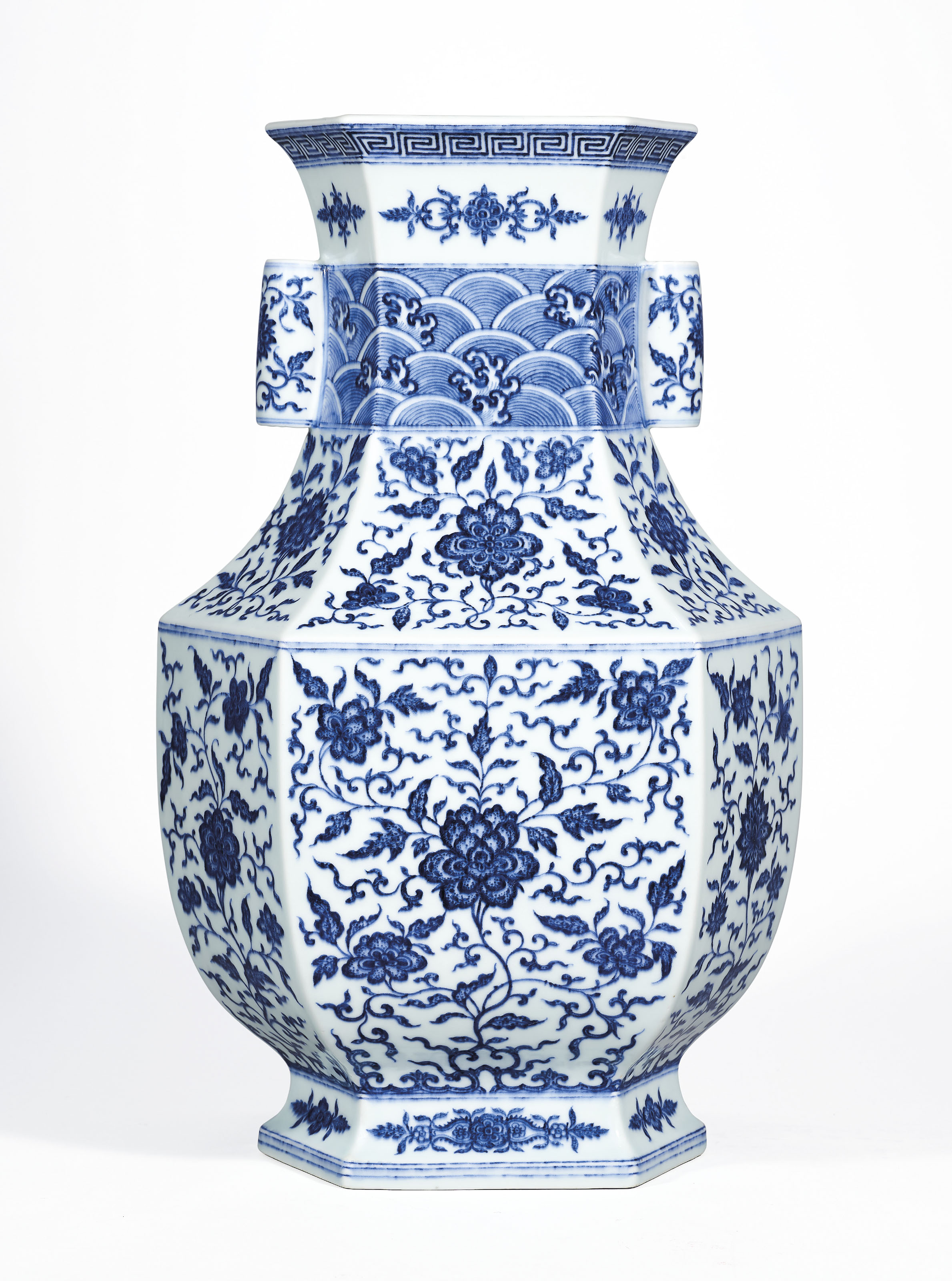 A BLUE AND WHITE HEXAGONAL VASE, HU , QIANLONG SIXCHARACTER SEAL MARK