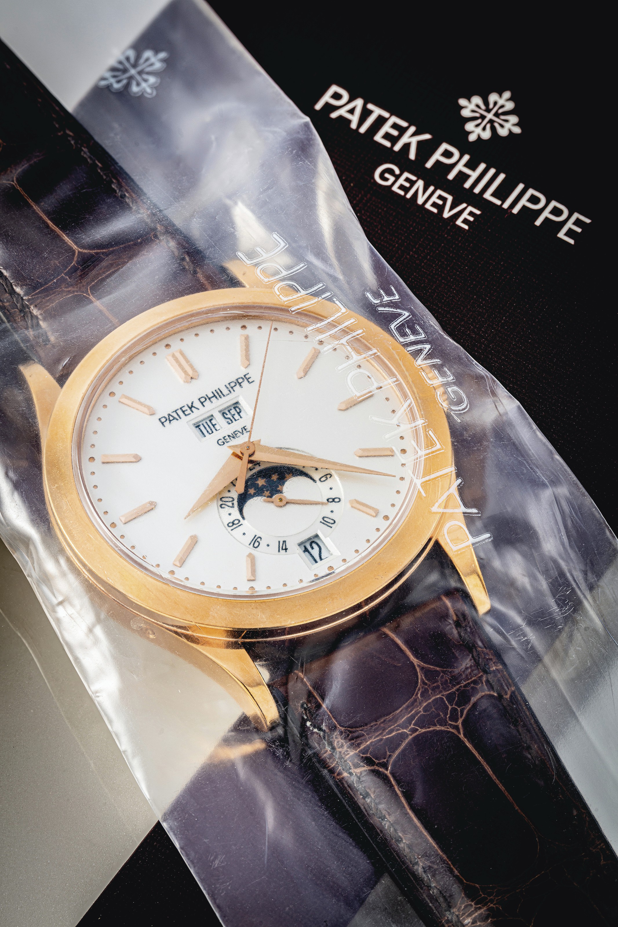 PATEK PHILIPPE. A VERY RARE AND EXCEPTIONAL 18K GOLD, DIAMOND AND  EMERALD-SET AUTOMATIC WRISTWATCH WITH SWEEP CENTRE SECONDS, DATE AND  BRACELET