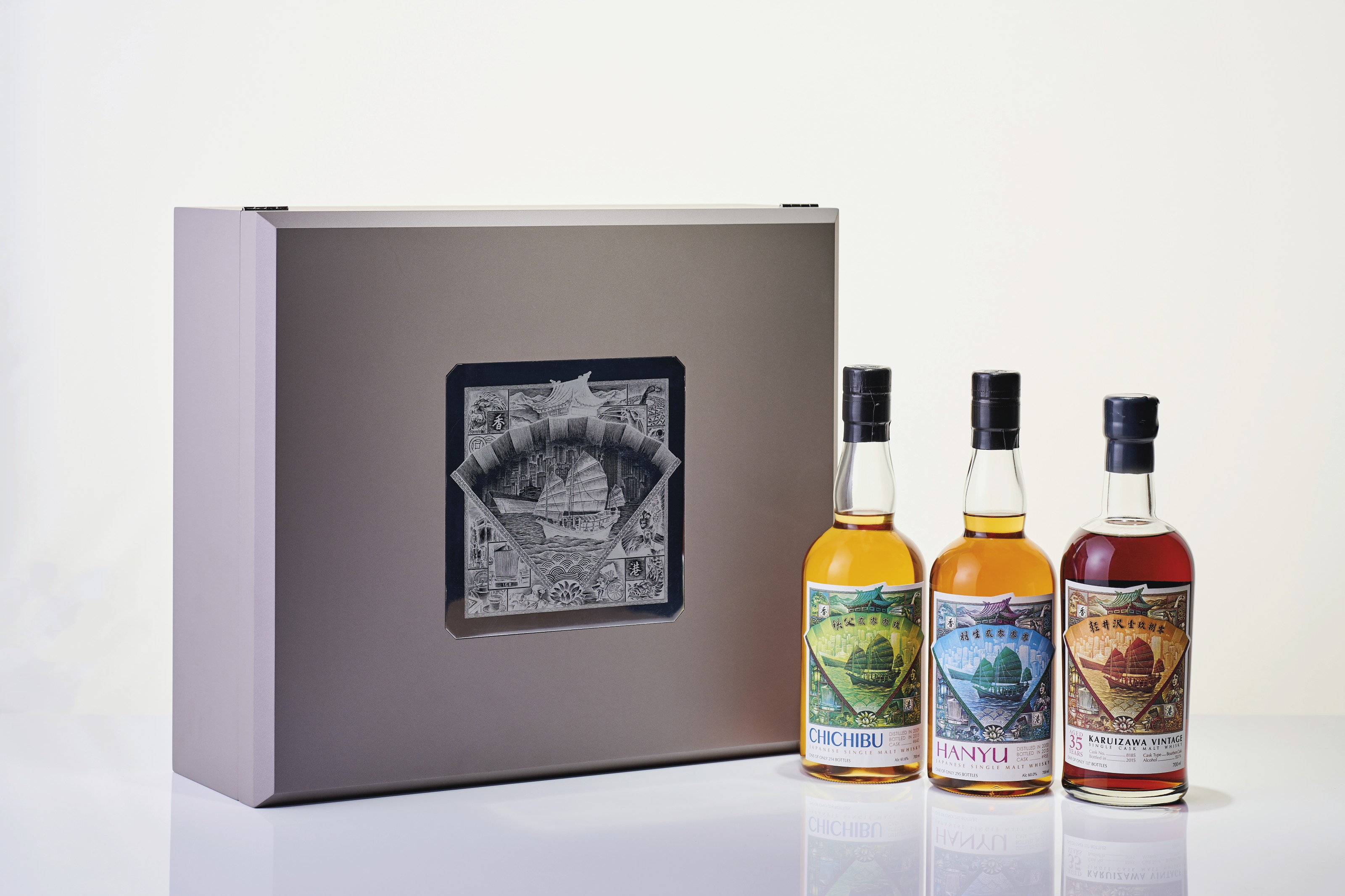 Hong Kong Premium Collection，三瓶裝。估價：90,000 &ndash; 120,000港元。此拍品將於2020年12月5日在佳士得香港珍罕名釀及烈酒呈獻顯赫輕井澤系列拍賣中呈獻