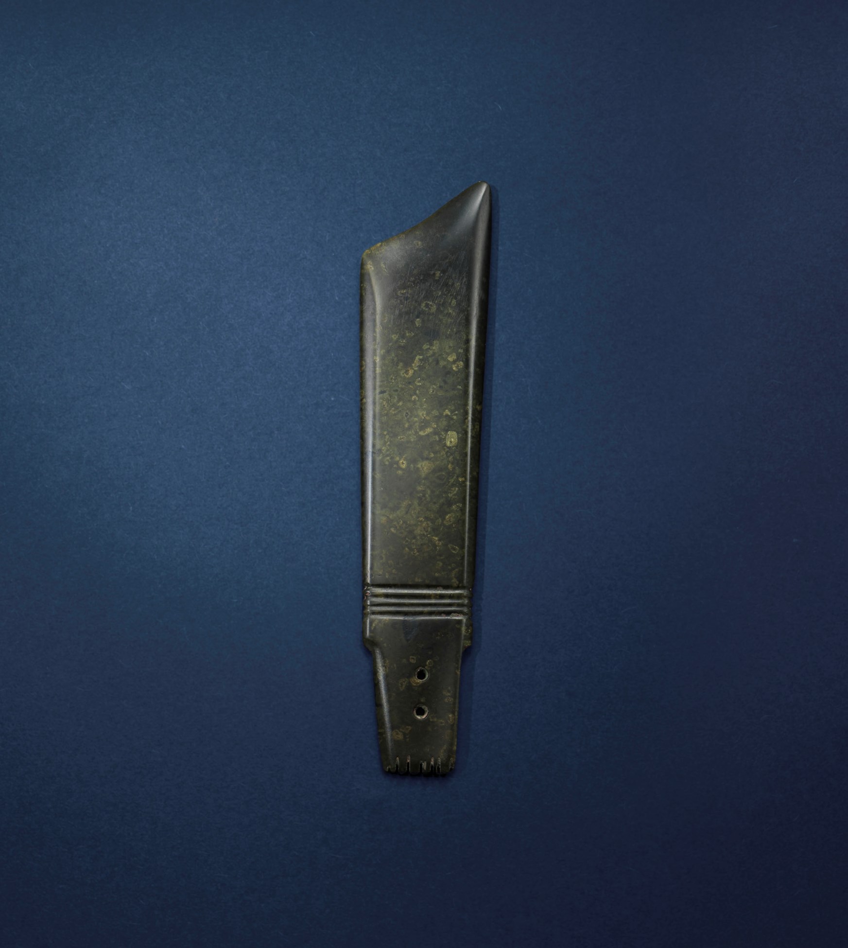 A SMALL DARK GREEN JADE BLADE, ERLITOU CULTURE, C. 20801300 BC
