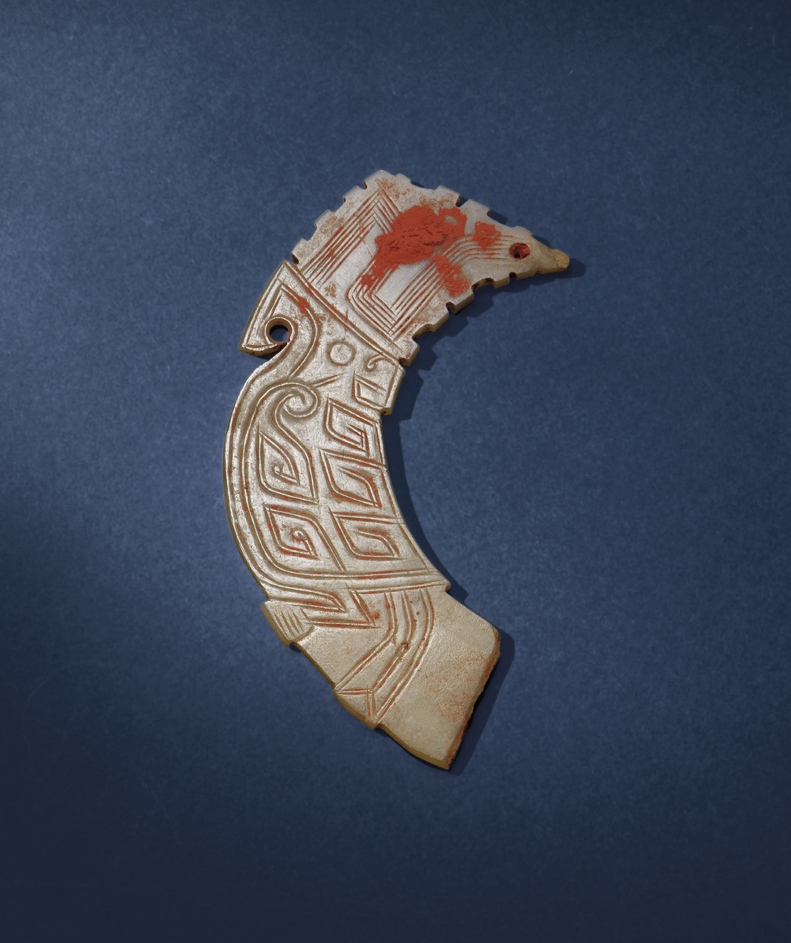 A JADE CRESTED MYTHICAL BIRD PENDANT , SHANG DYNASTY C. 16001046 BC