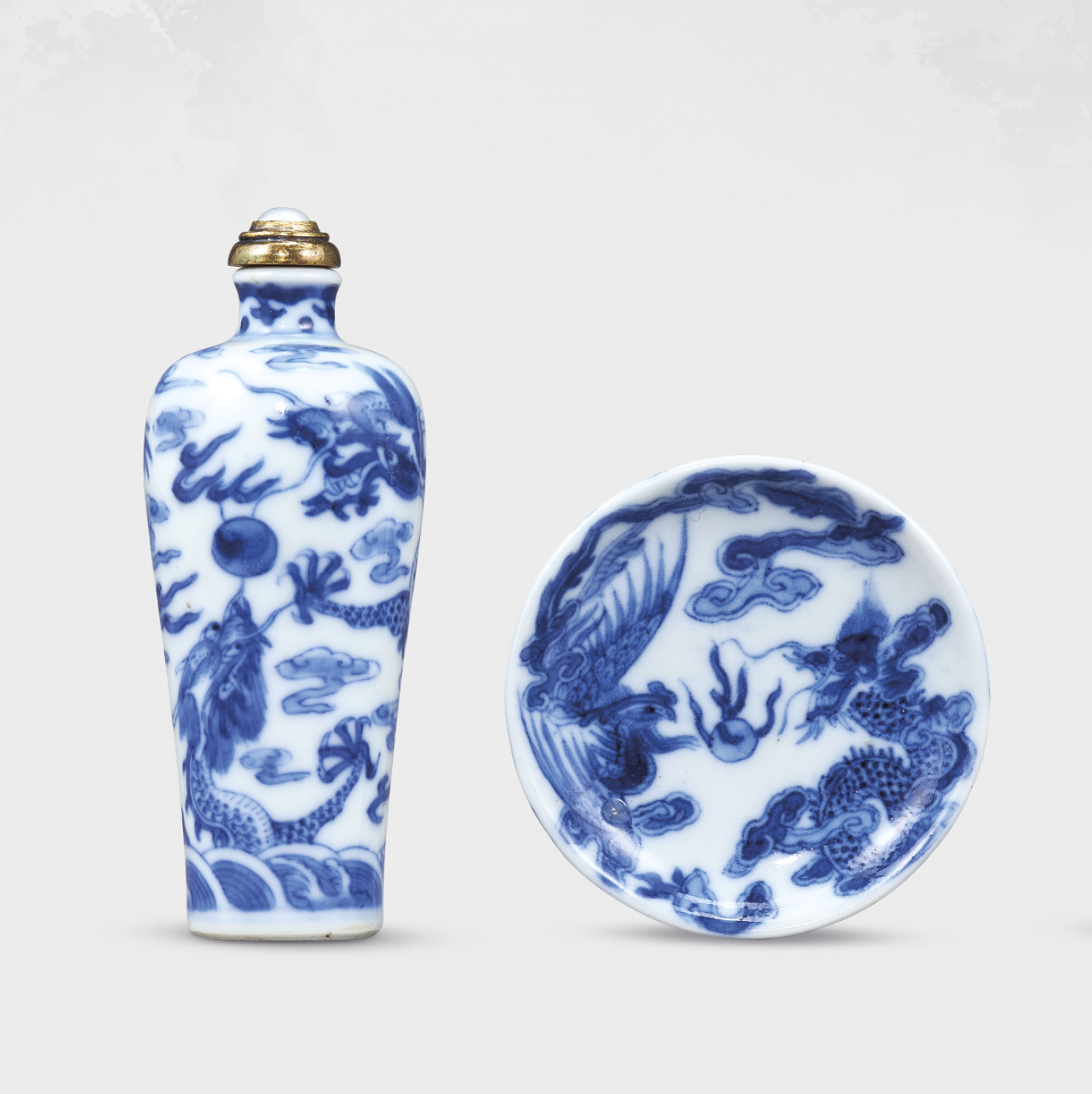 清1830-1880年青花蒼龍教子鼻煙壺（連內府侍右款青花龍鳳呈祥鼻煙碟