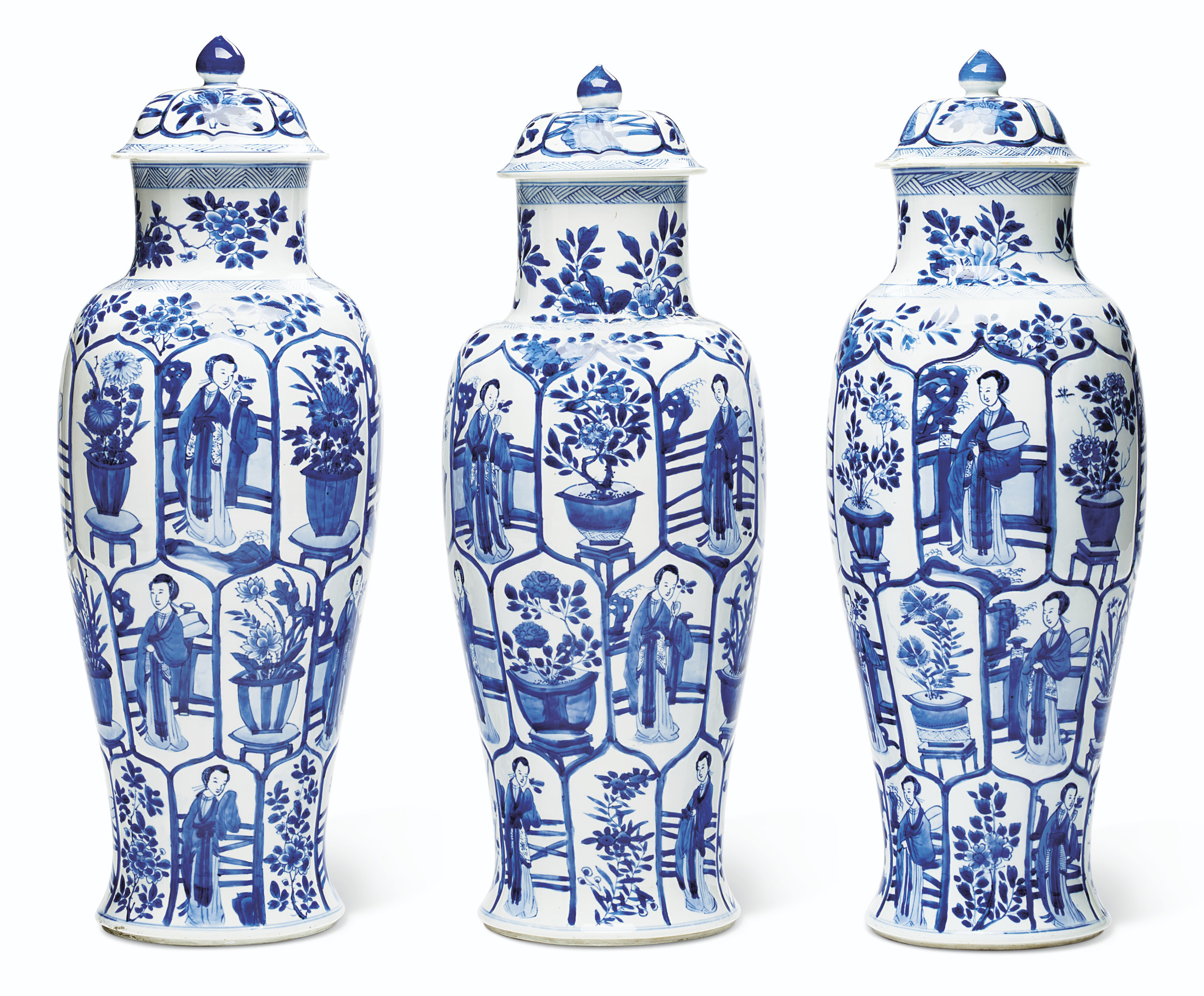 A SET OF THREE LARGE BLUE AND WHITE VASES AND COVERS , KANGXI PERIOD