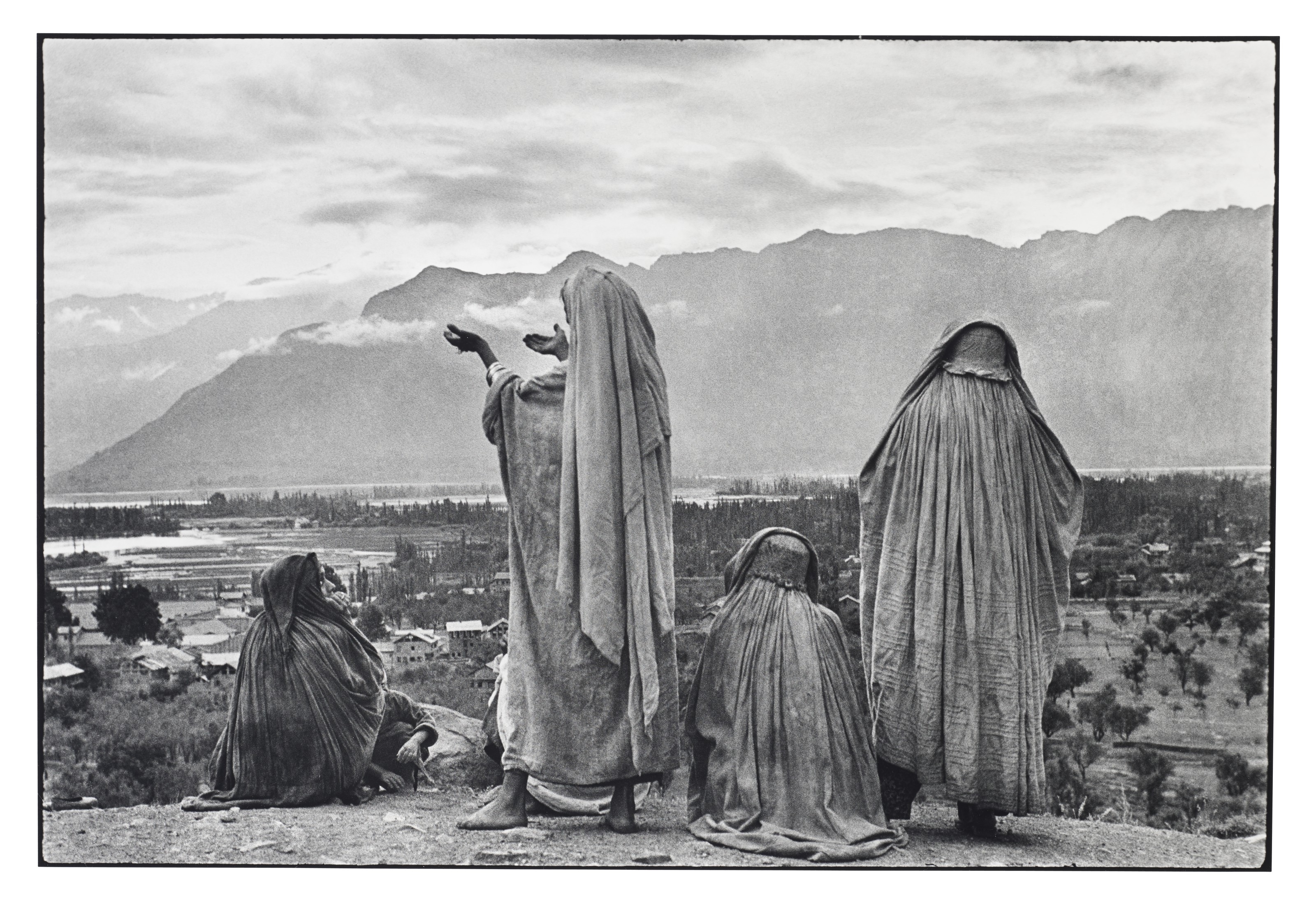 Henri Cartier&ndash;Bresson (1908&ndash;2004), Srinagar, Kashmir, India, 1948. Gelatin silver print, printed 1989. Sheet: 20 x 23⅞ in (50.8 x 60.6 cm). Estimate: $18,000-22,000. Offered in 
Photographs, 21-30 September 2020, Online