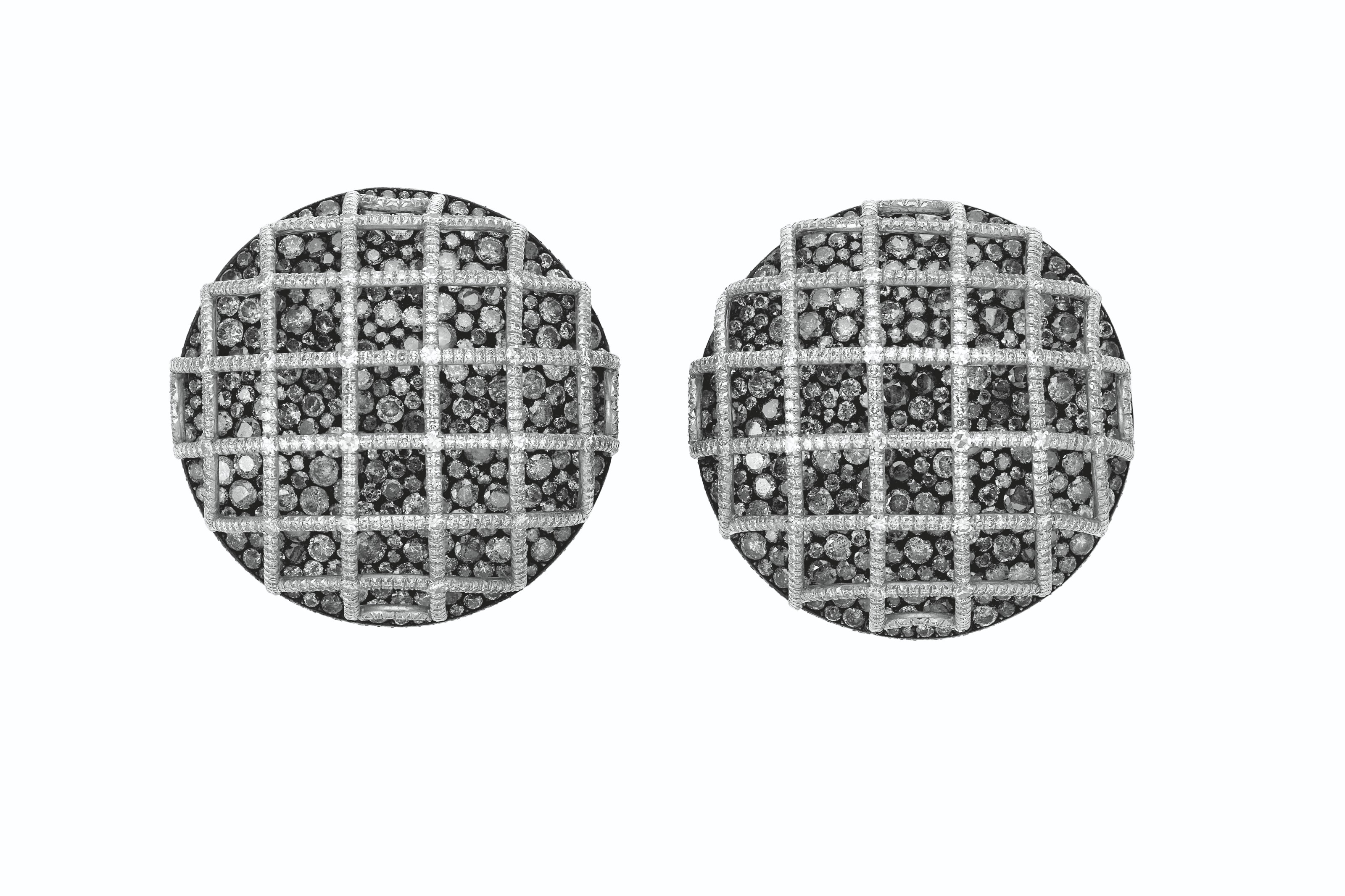 钻石及彩钻「Trellis」耳环，JAR设计。估价：150,000 &ndash; 200,000美元。将于2020年7月29日在佳士得纽约瑰丽珠宝拍卖中呈献