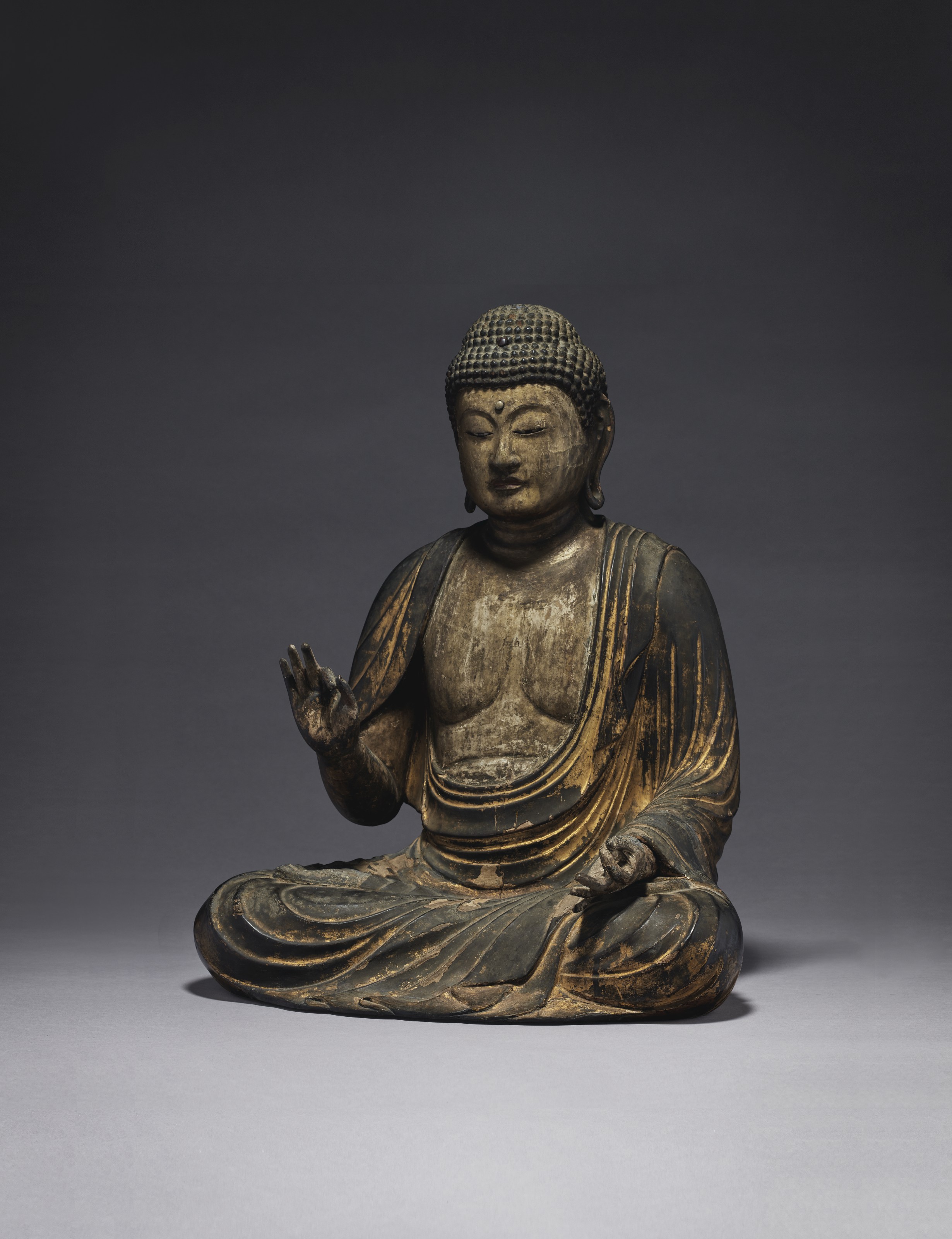 A WOOD FIGURE OF AMIDA NYORAI (AMITABHA), MUROMACHI PERIOD (15TH