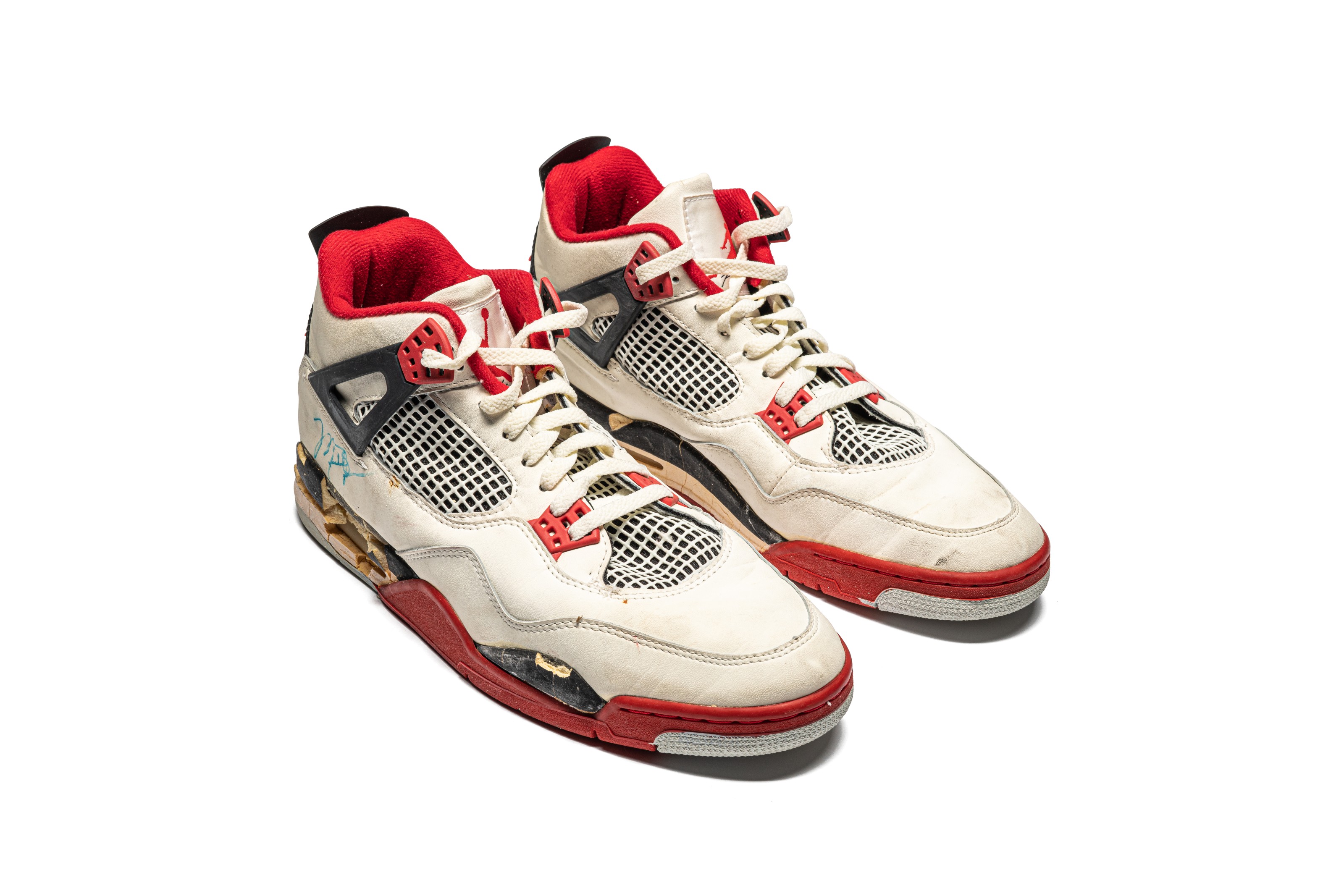 jordan playing in fire red 4