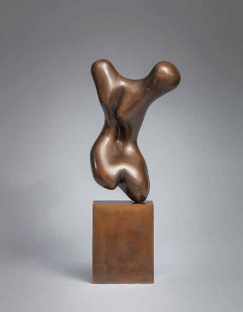 漢斯&middot;阿爾普（1886-1966），《軀幹》，1931年構思；1976年鑄造此銅雕，共6件。有棕色銅鏽的青銅。高46.5公分。估價：300,000-500,000歐元。此拍品於2020年6月3日佳士得巴黎向阿爾普致敬&mdash;&mdash;格列塔&middot;斯都厄收藏拍賣呈獻