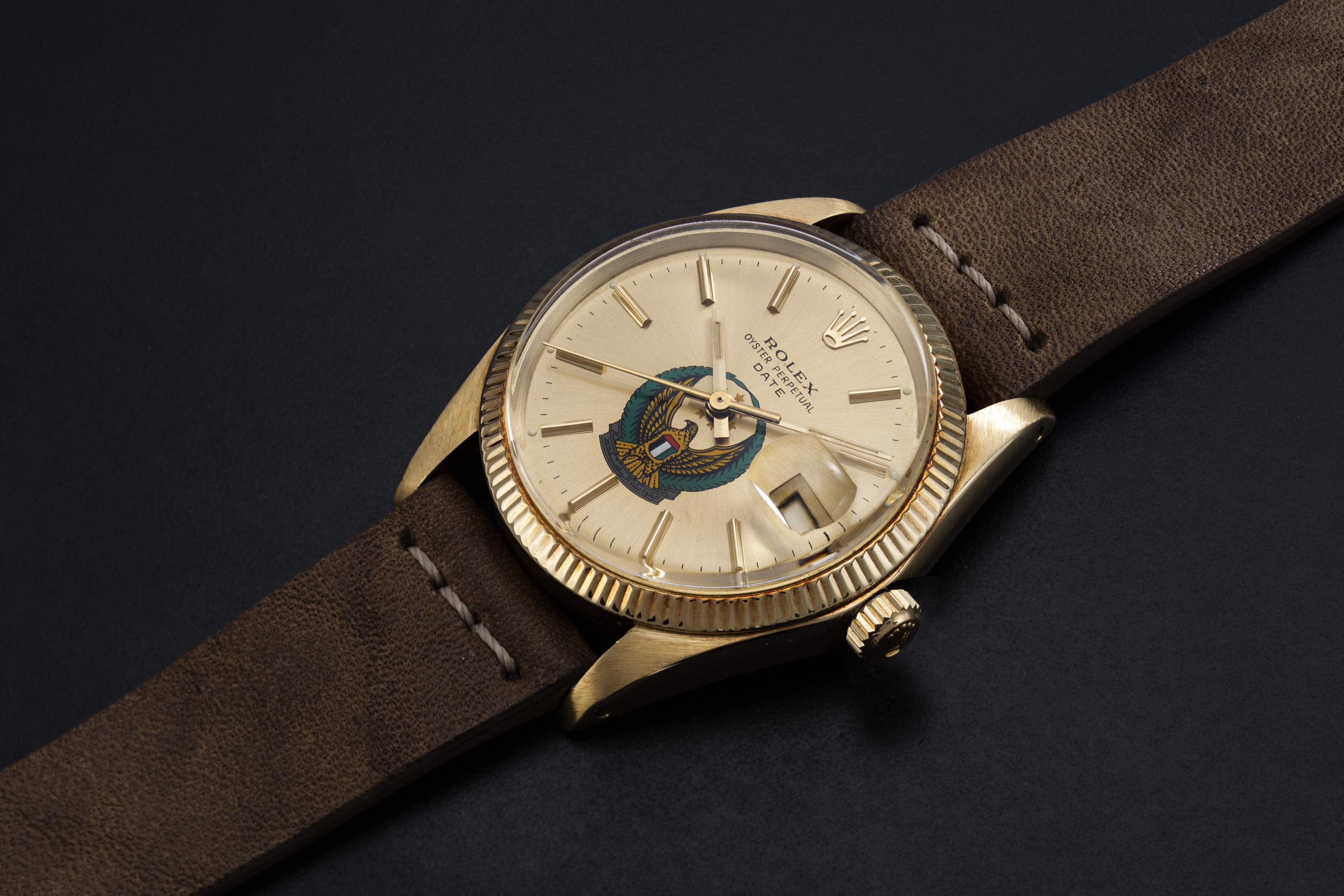 ROLEX OYSTERDATE 自動巻き UAEダイアル腕時計 ROLEX, A GOLD OYSTER PERPETUAL DATE WITH UAE ARMED FORCES DIAL