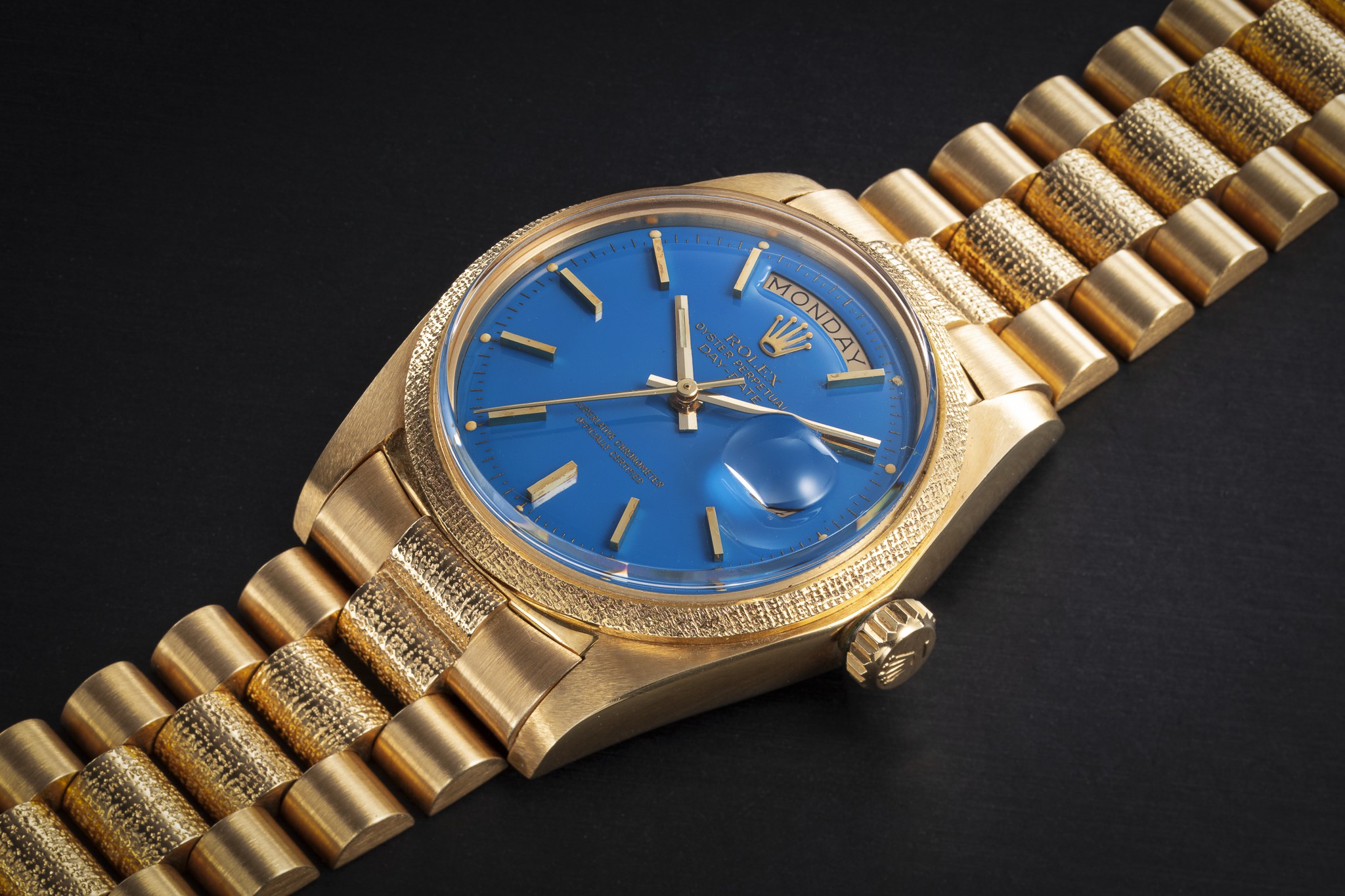 ROLEX, DAY-DATE 1811, A GOLD AUTOMATIC WRISTWATCH WITH BLUE