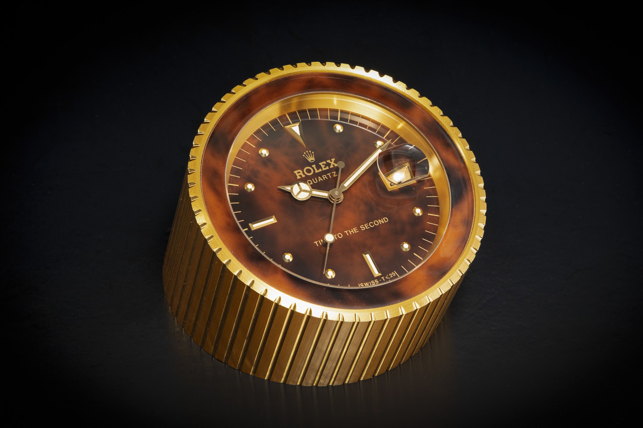 ROLEX, A GILT METAL QUARTZ DESK CLOCK WITH DEAD CENTER SECONDS AND DATE