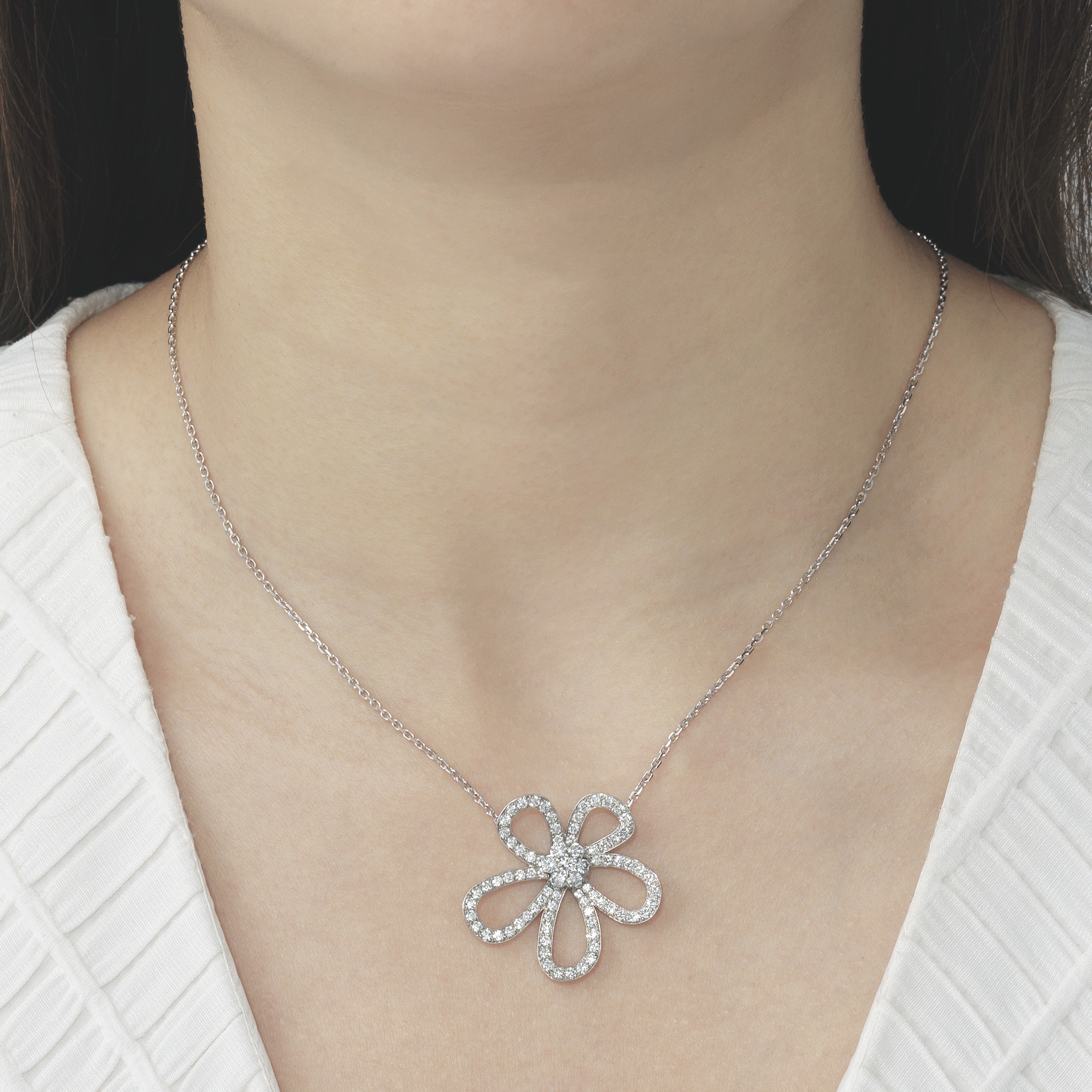 diamond-flowerlace-pendant-necklace-van-cleef-arpels