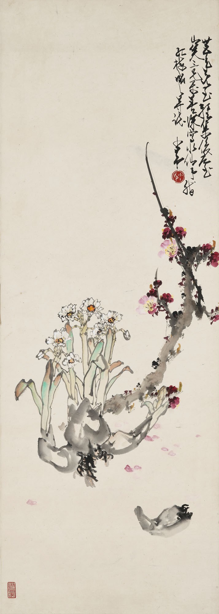 赵少昂（1905–1998）、杨善深（1913–2004），《水仙梅花》。设色纸本 镜框。一九四六年作。93 x 33 公分（36 58 x 13 英寸）。估价：20,000–30,000港元。此作将于2021年1月22日至2月5日在香江春晓 – 中国书画网上拍卖中呈献