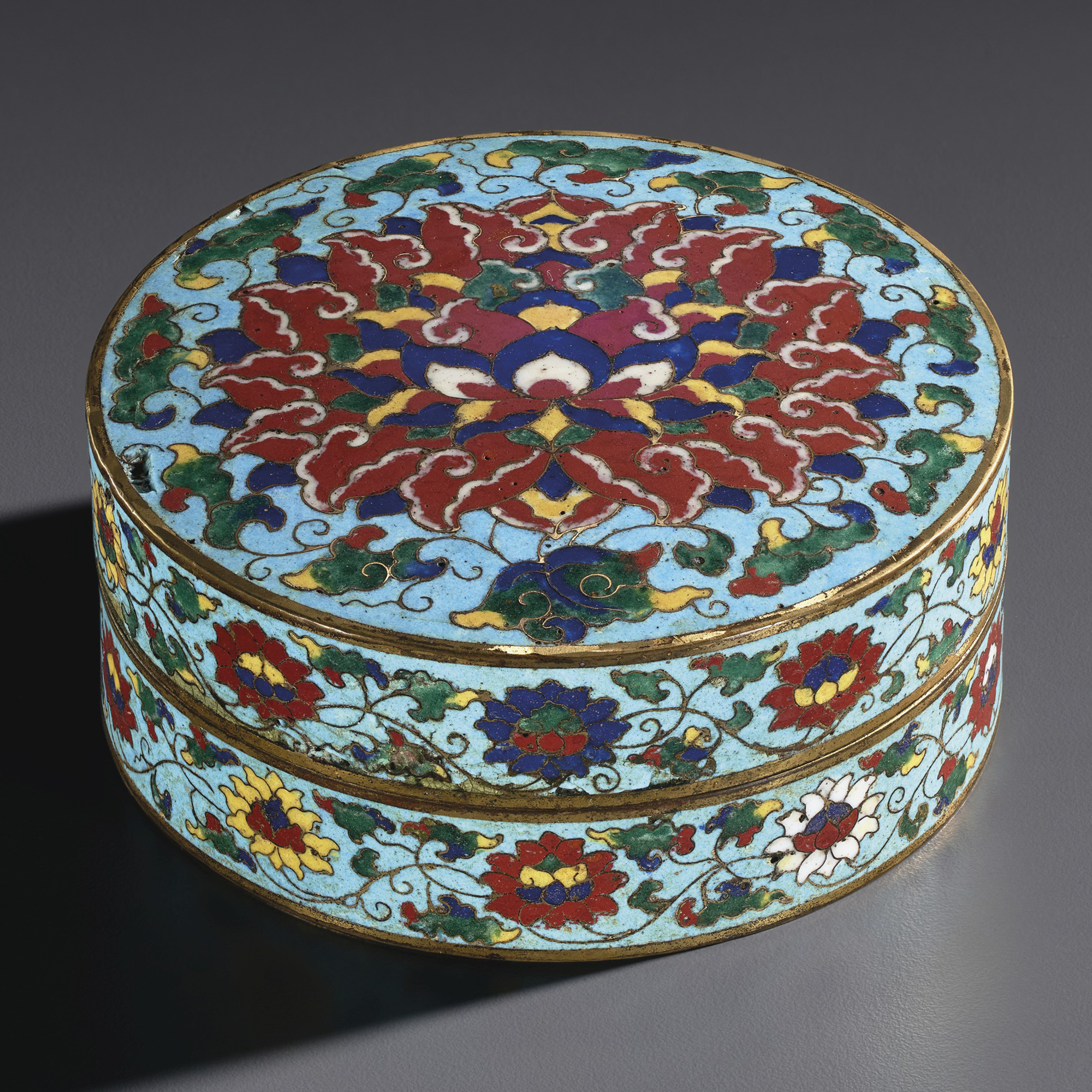 A RARE CLOISONNÉ ENAMEL CIRCULAR BOX AND COVER, MING DYNASTY