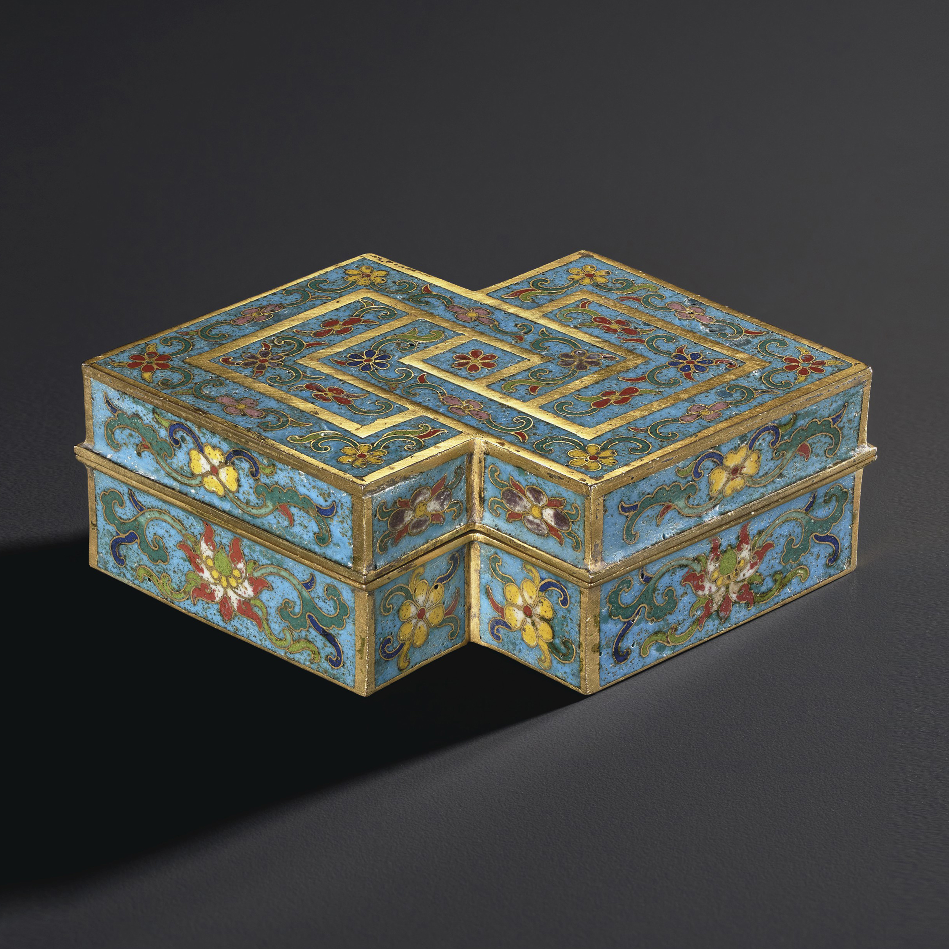 A RARE CLOISONNÉ ENAMEL CIRCULAR BOX AND COVER, MING DYNASTY