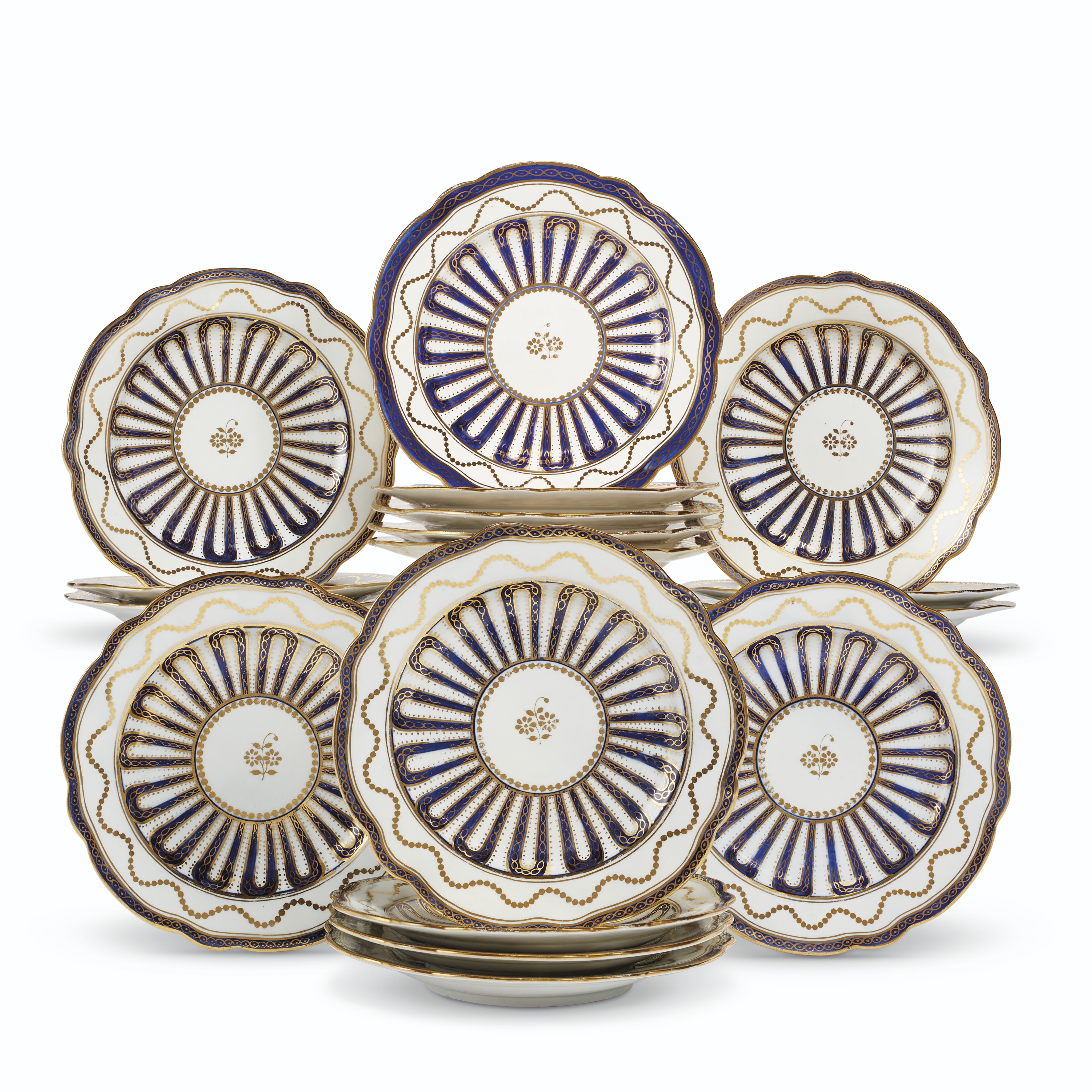 A SET OF SEVENTEEN ENGLISH (CAUGHLEY) PORCELAIN DESSERT PLATES, LATE