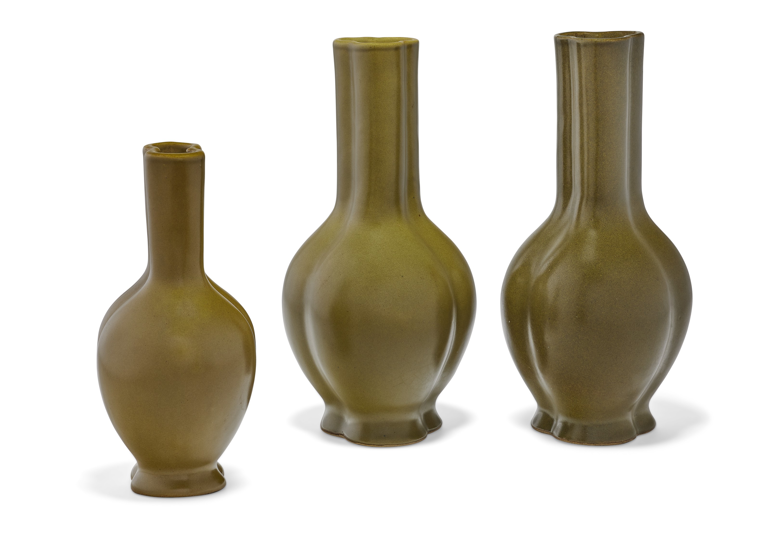 中国清十八世纪红釉长颈瓶, CHINA, 18TH CENTURY | Christie's