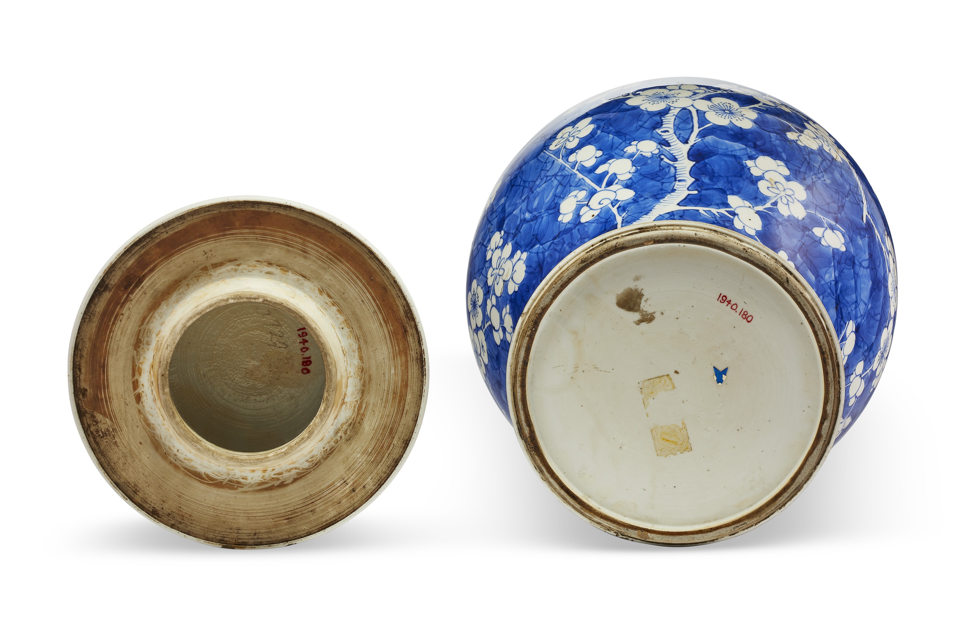 中國清十八/十九世紀青花冰梅花紋罐及蓋, CHINA, 18TH-19TH CENTURY